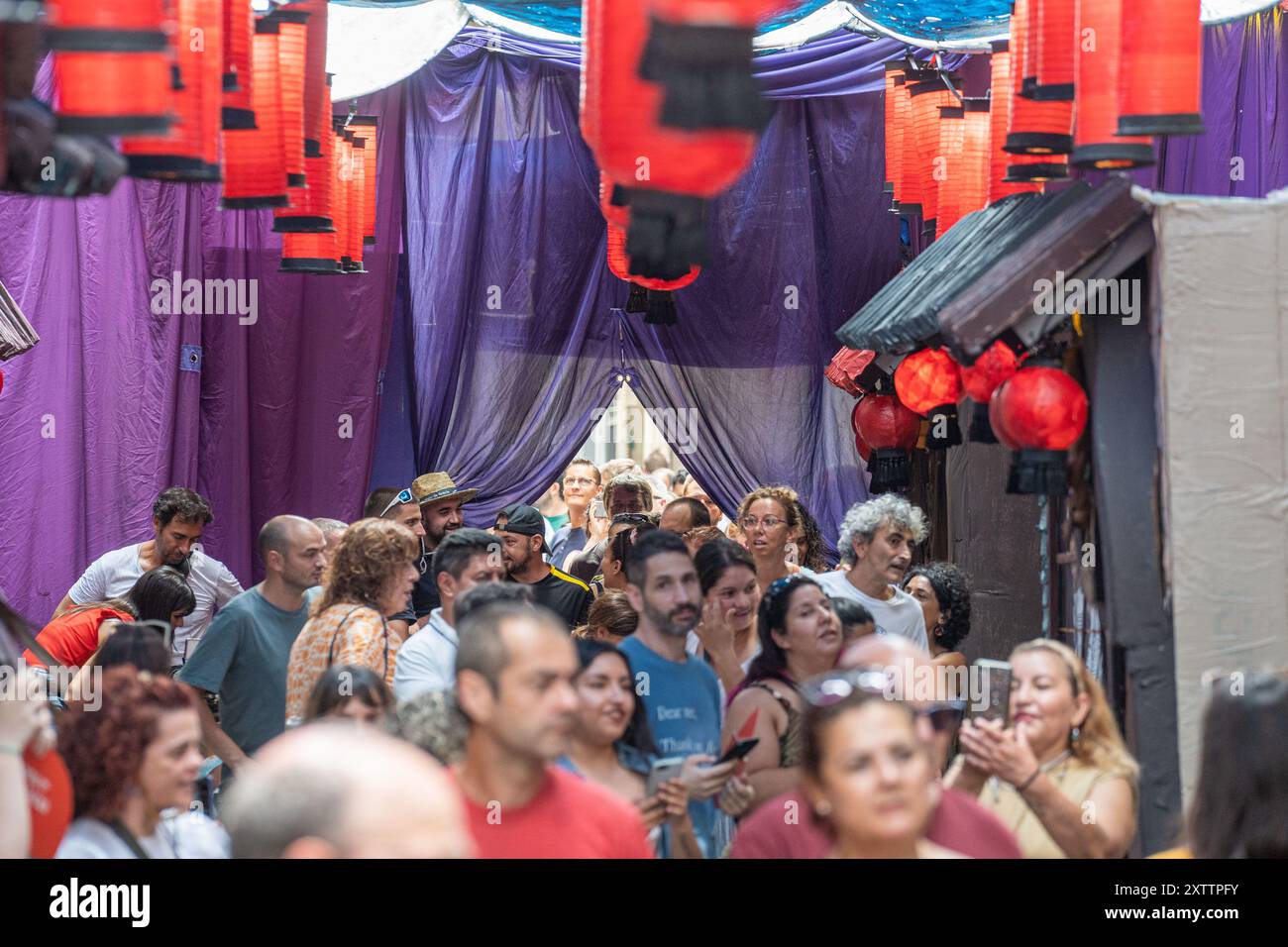 Barcelona, Barcelona, Spanien. August 2024. Tausende von Menschen strömen während des Gracia Festivals in die geschmückten Straßen von Gracia, jedes Jahr voller und voller Tourismus. Dies ist eine Tradition, in der die Nachbarn jeder Straße zusammenkommen, um sie als Symbol der Brüderlichkeit und Identität zu schmücken. (Kreditbild: © Marc Asensio Clupes/ZUMA Press Wire) NUR REDAKTIONELLE VERWENDUNG! Nicht für kommerzielle ZWECKE! Stockfoto