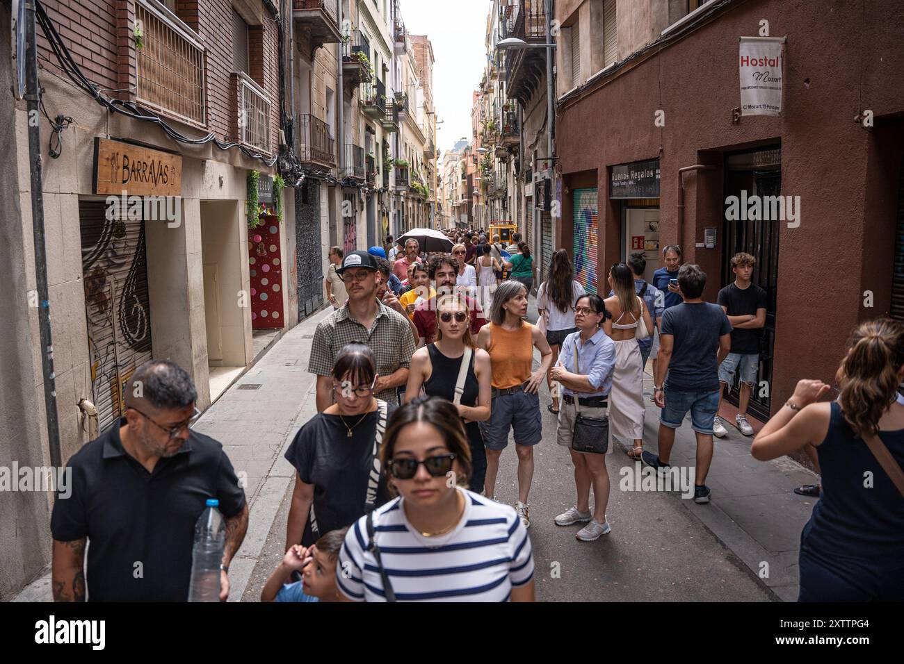 Barcelona, Barcelona, Spanien. August 2024. Tausende von Menschen strömen während des Gracia Festivals in die geschmückten Straßen von Gracia, jedes Jahr voller und voller Tourismus. Dies ist eine Tradition, in der die Nachbarn jeder Straße zusammenkommen, um sie als Symbol der Brüderlichkeit und Identität zu schmücken. (Kreditbild: © Marc Asensio Clupes/ZUMA Press Wire) NUR REDAKTIONELLE VERWENDUNG! Nicht für kommerzielle ZWECKE! Stockfoto