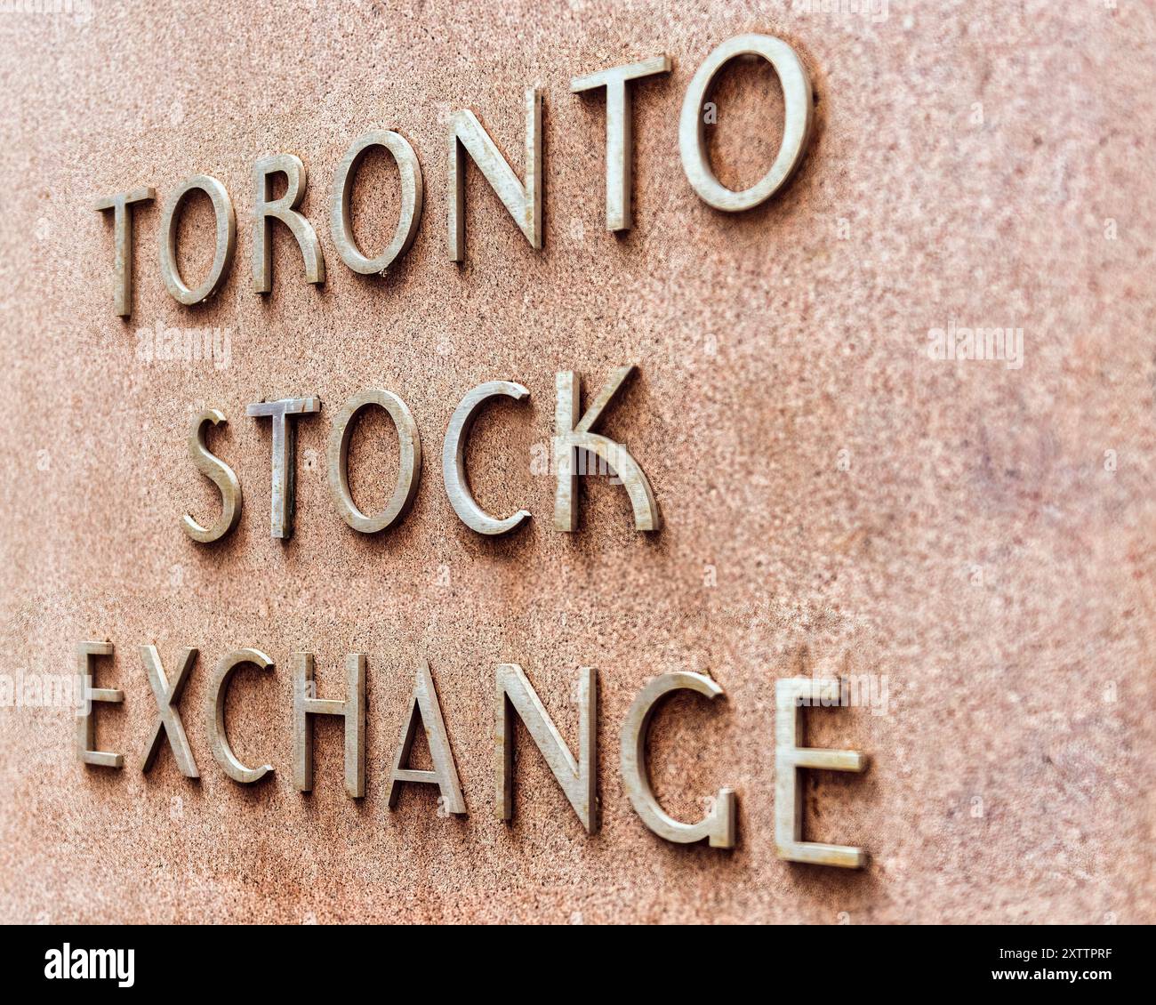 Toronto, Kanada - 14. August 2024: Metallschild für die Toronto Stock Exchange. Keine Personen. Stockfoto