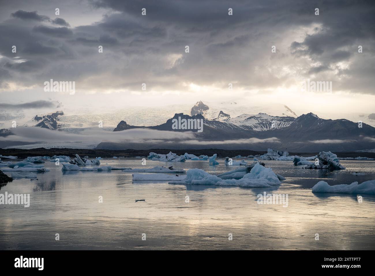 Malerischer Blick auf Eisberge in Gletscherlagune, Island Stockfoto