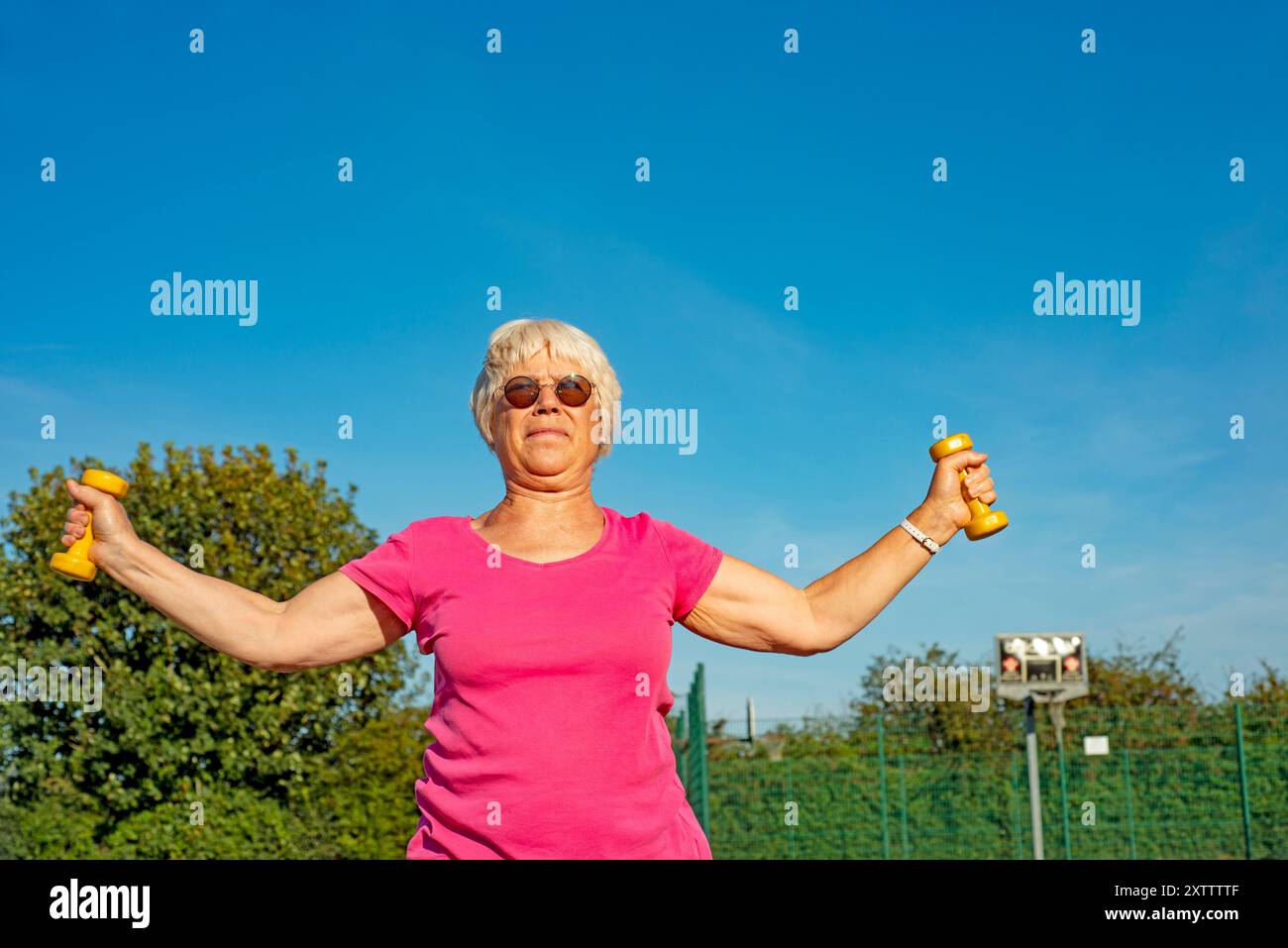Ältere Frau, die mit Kurzhanteln trainiert Stockfoto
