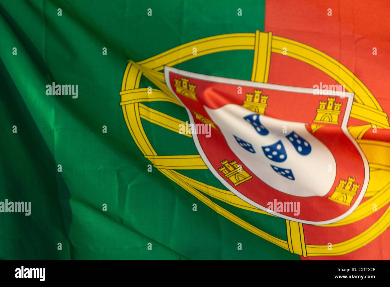 Nahaufnahme der portugiesischen Nationalflagge, die im Wind flattert Stockfoto