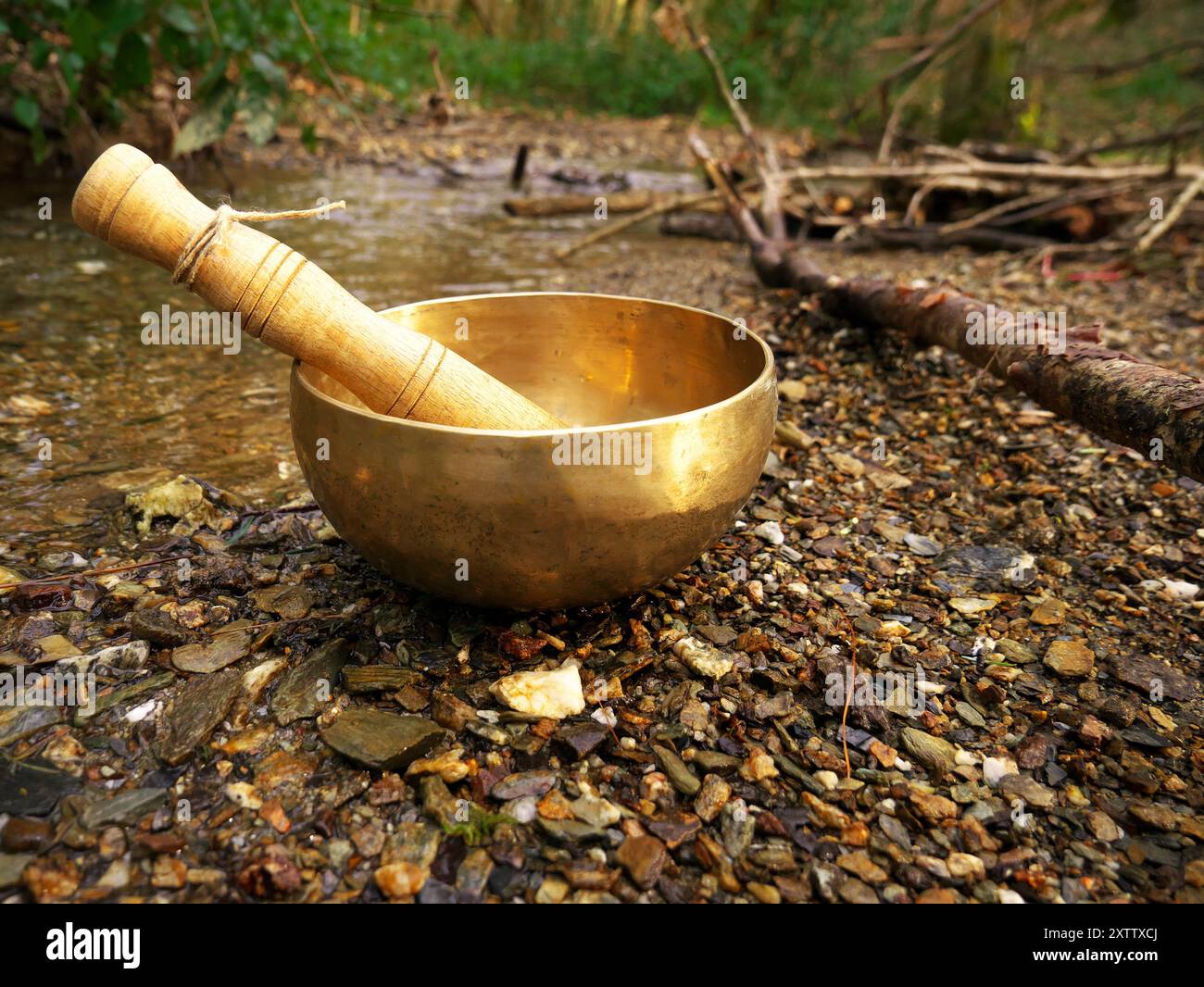 Metall-Klangschale zum Entspannen und Empfangen heilender Schwingungen Stockfoto