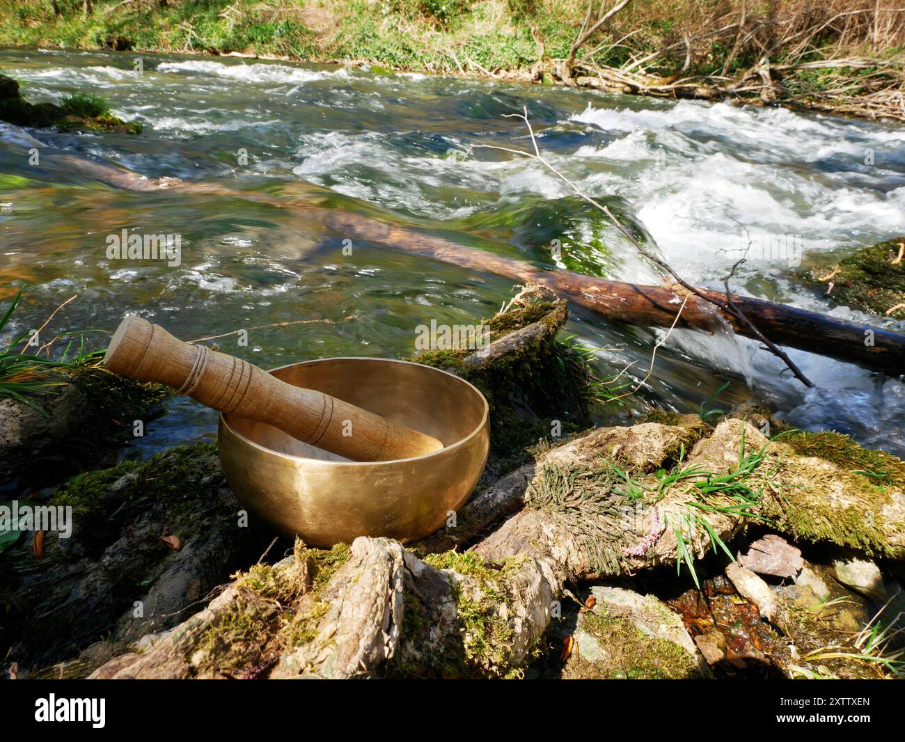 Metall-Klangschale zum Entspannen und Empfangen heilender Schwingungen Stockfoto