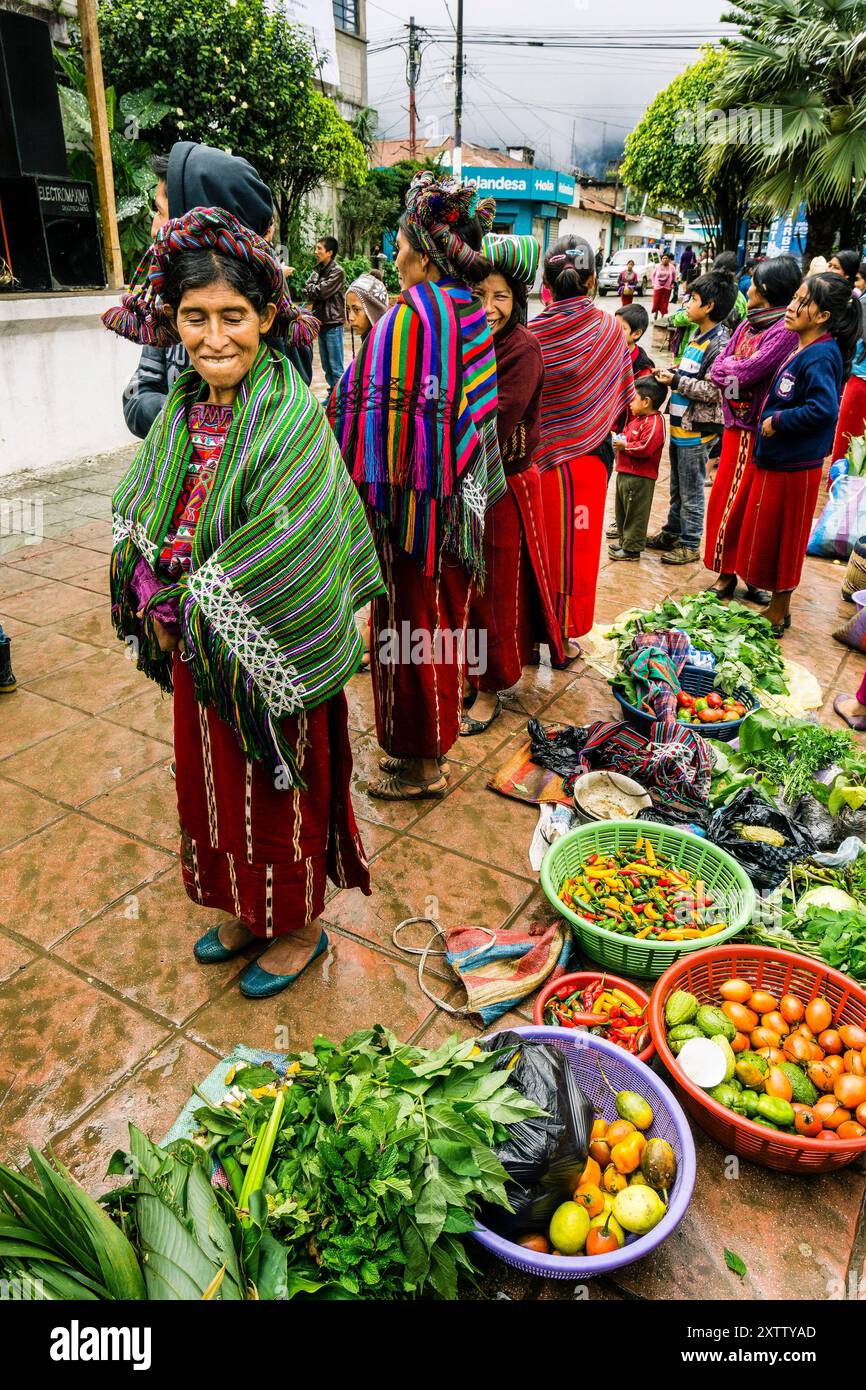 Traditionelle Ixil Kleider, Central Park, Santa Maria Nebaj, El Quiché Departement, Guatemala, Zentralamerika Stockfoto