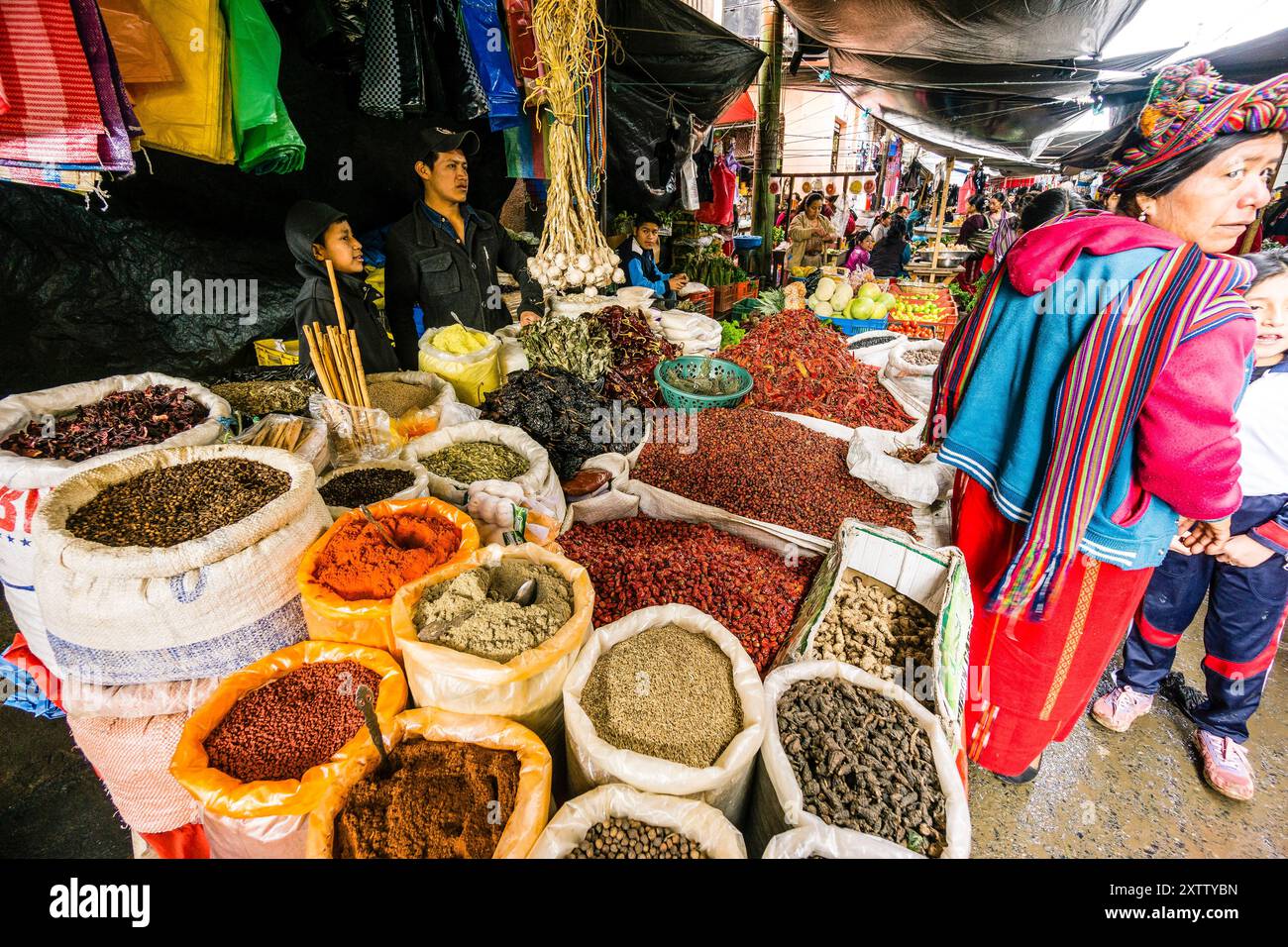 Gewürze, Stadtmarkt, Santa María Nebaj, Departement El Quiché, Guatemala, Zentralamerika Stockfoto