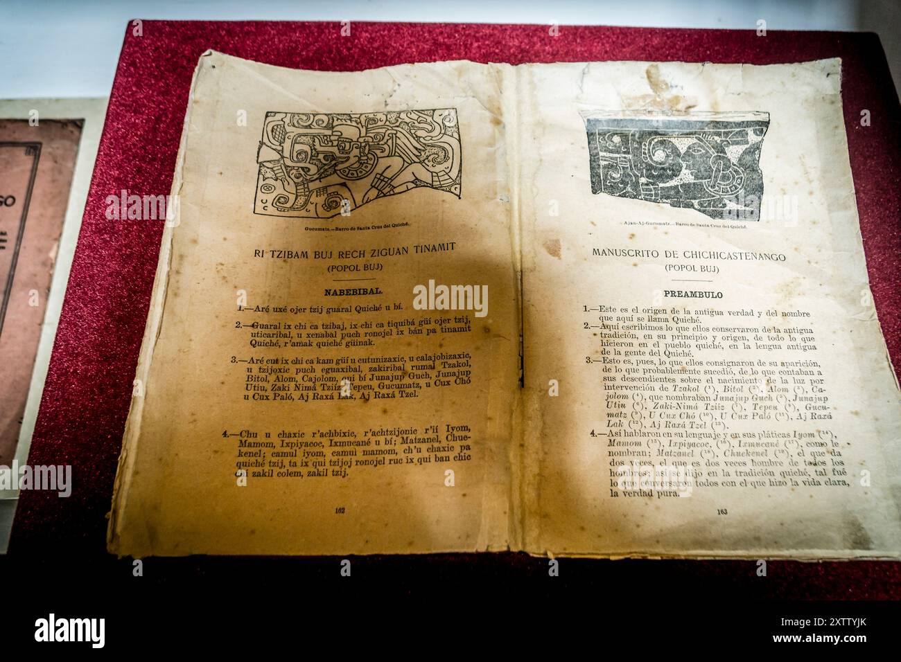 Heiliges Buch Popol Vuh, Museum des zentralen Platzes, Chichicastenango, Gemeinde des Departements El Quiché, Guatemala, Zentralamerika Stockfoto