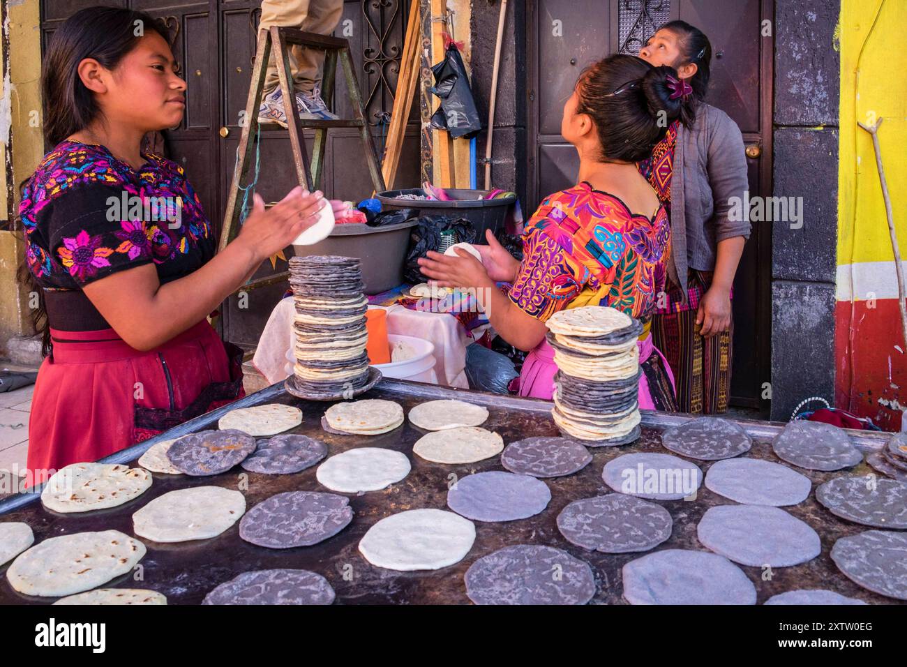 Maistortilla-Herstellung, Markt, Santo Tomas Chichicastenango, Republik Guatemala, Zentralamerika Stockfoto