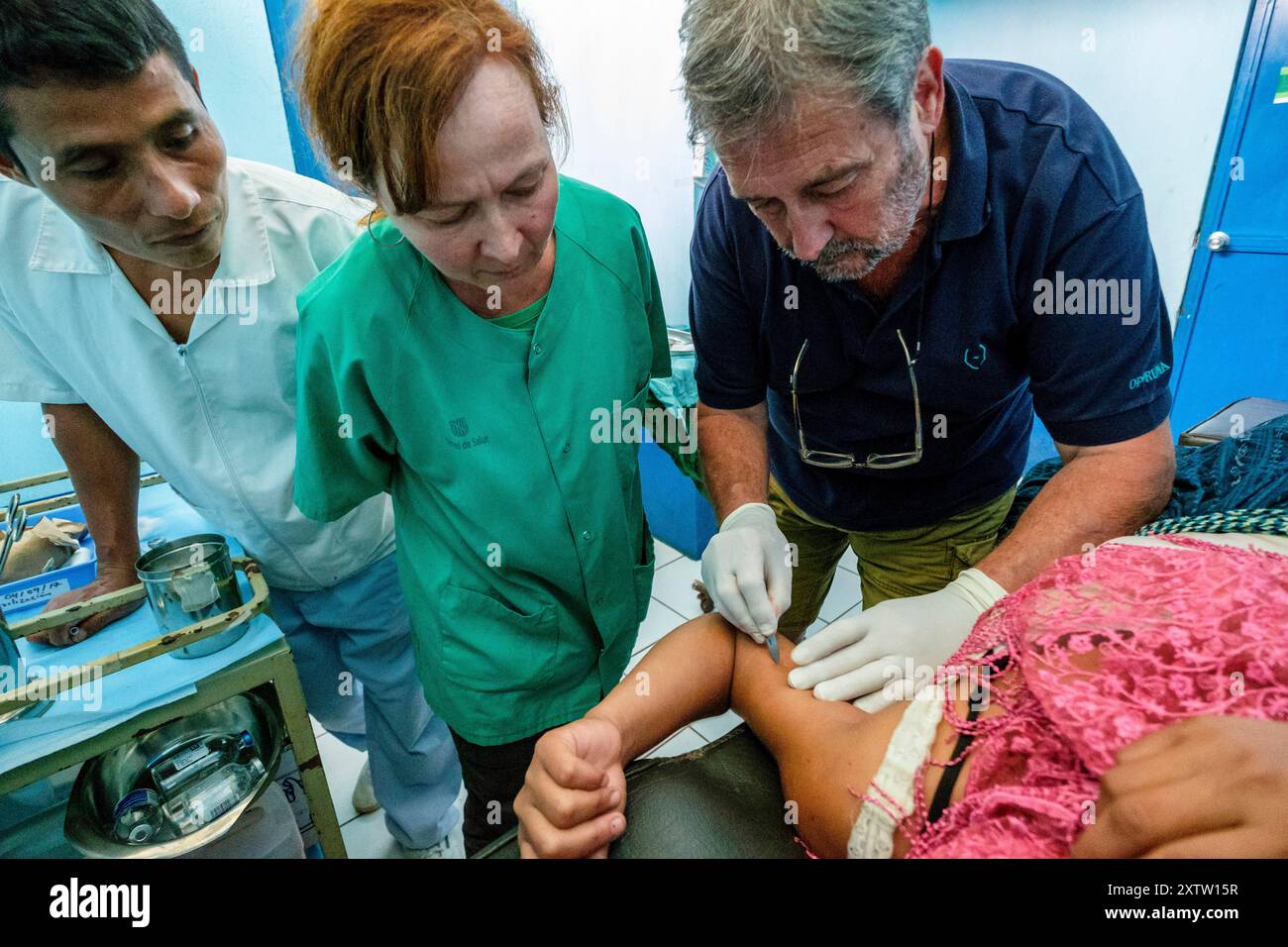 Entfernung von hormonellen Verhütungsmitteln, Lancetillo Gesundheitszentrum, La Parroquia, Quiche, Republik Guatemala, Zentralamerika Stockfoto