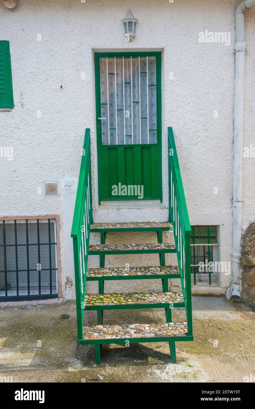 Tür mit Treppe. Lozoya, Provinz Madrid, Spanien. Stockfoto