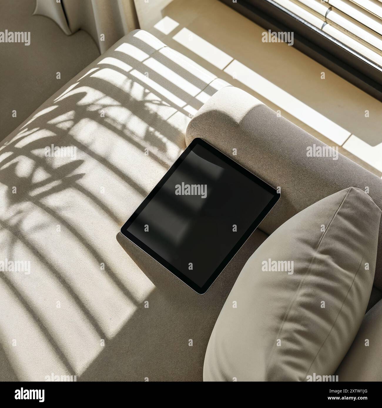 Foto-Modell des Geräts auf Sofa, Textil, Modell, moderner und ästhetischer Stil, Laptop-Modell beige Ästhetik Stockfoto