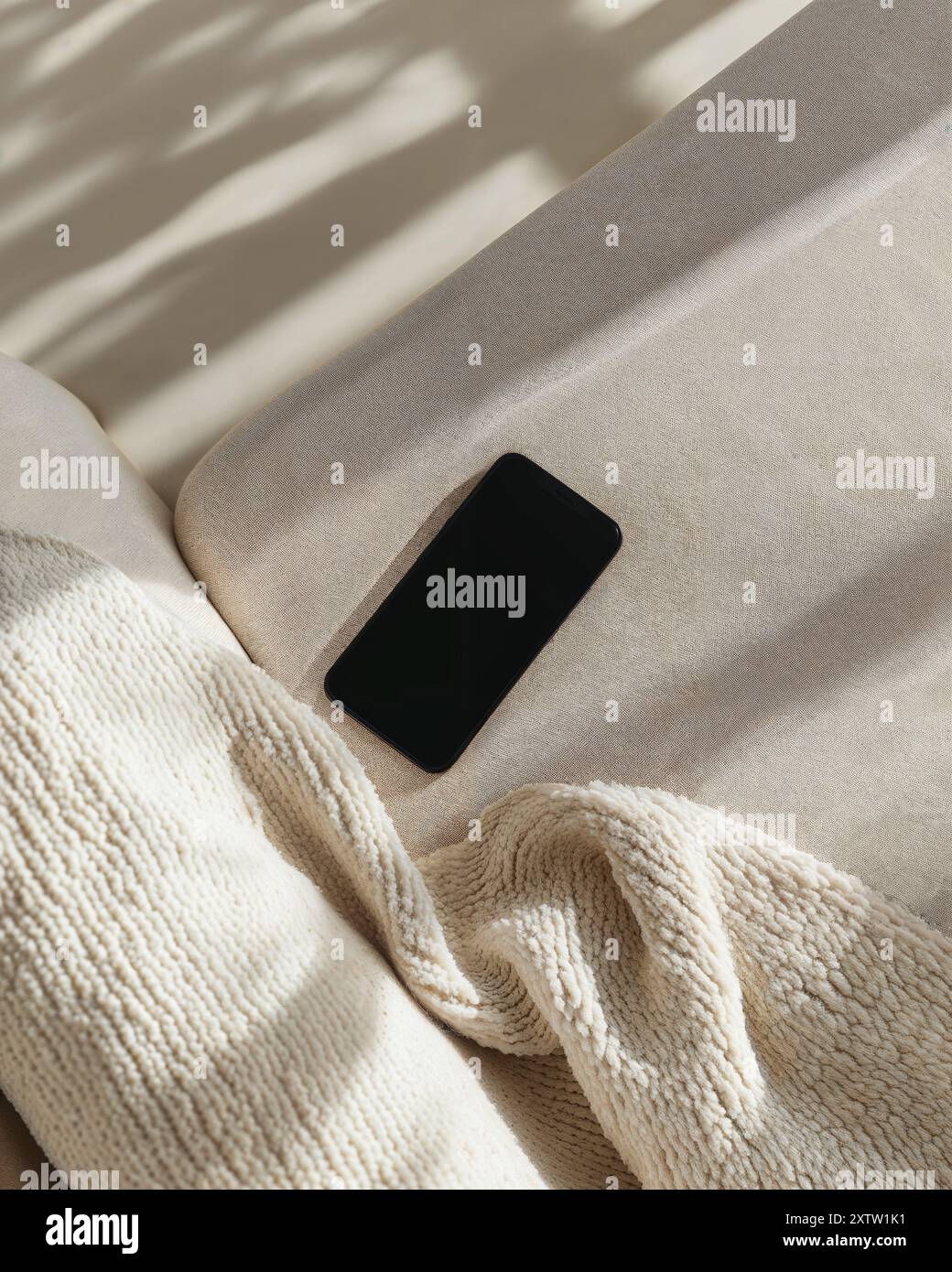 Foto-Modell des Geräts auf Sofa, Textil, Modell, moderner und ästhetischer Stil, Smartphone-Modell beige Ästhetik Stockfoto