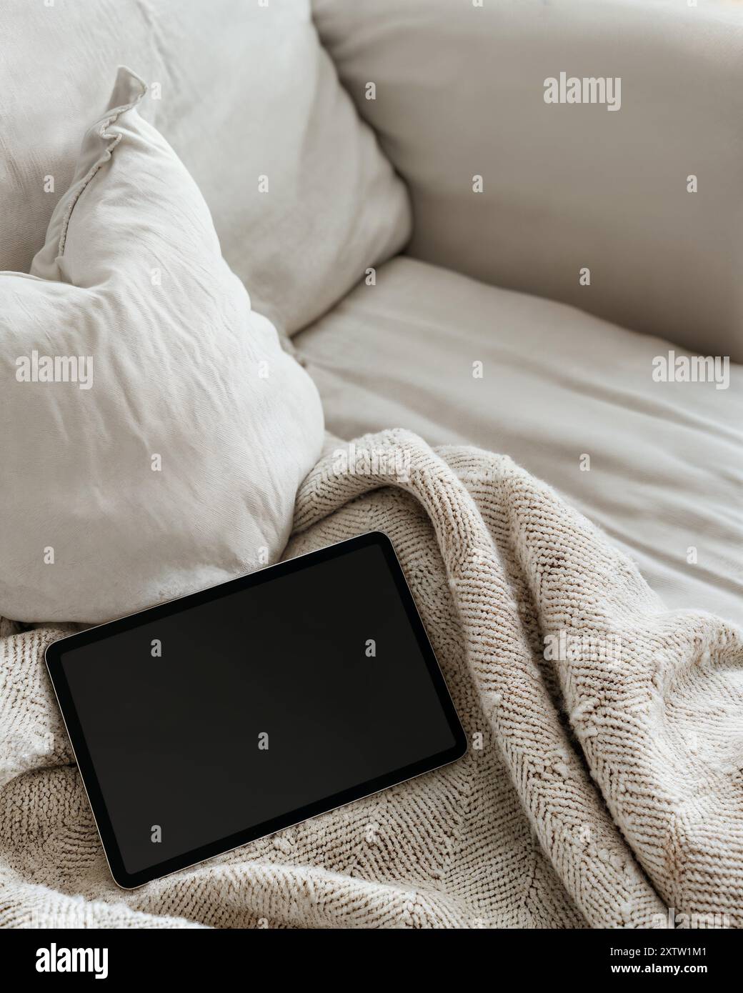 Foto-Modell des Geräts auf Sofa, Textil, Modell, moderner und ästhetischer Stil, Laptop-Modell beige Ästhetik Stockfoto