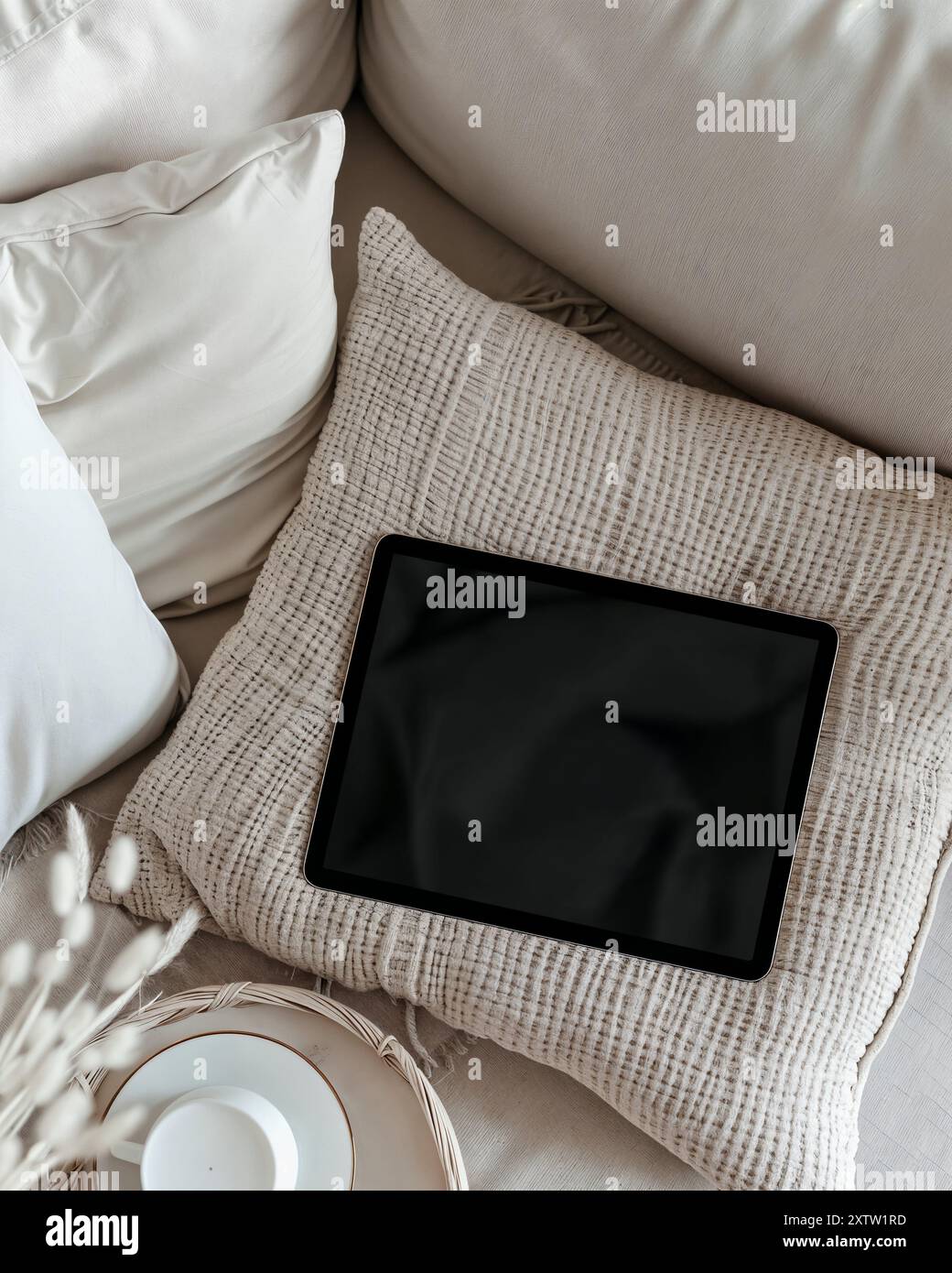 Foto-Modell des Geräts auf Sofa, Textil, Modell, moderner und ästhetischer Stil, Laptop-Modell beige Ästhetik Stockfoto