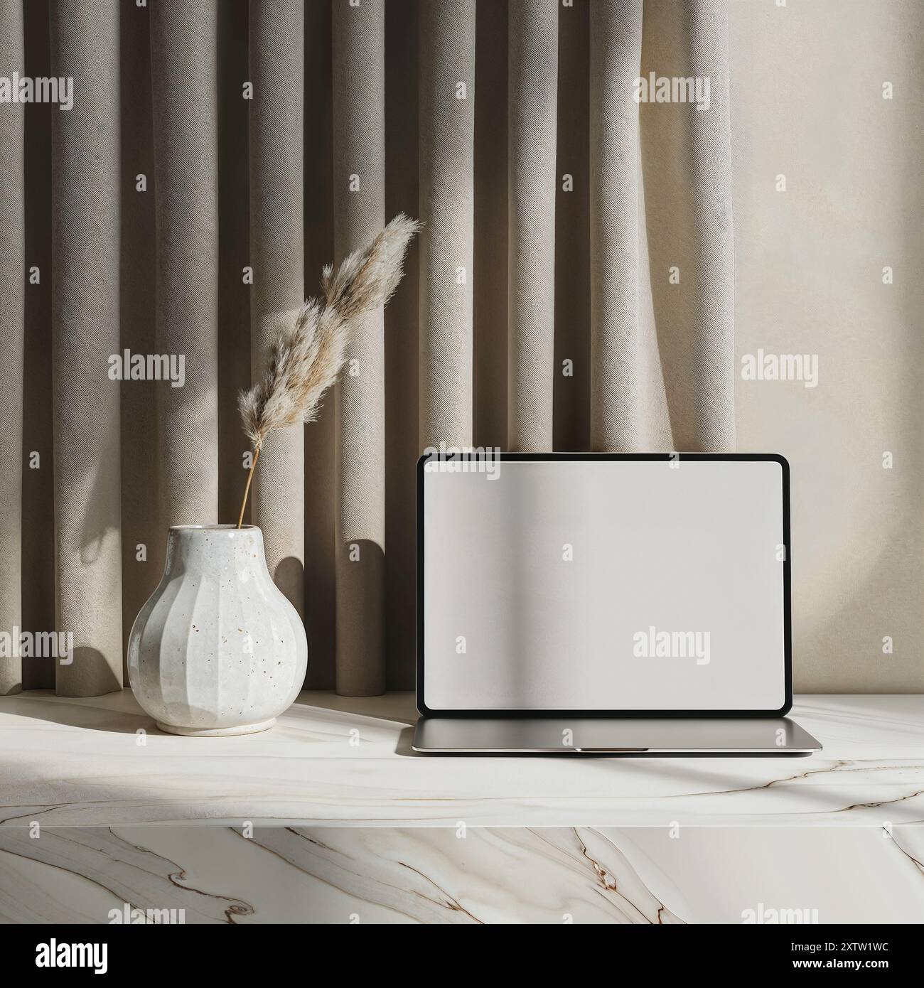 Foto-Modell des Geräts auf Sofa, Textil, Modell, moderner und ästhetischer Stil, Laptop-Modell beige Ästhetik Stockfoto