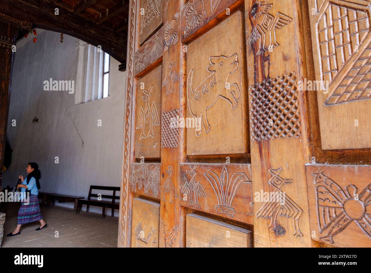 Synkretisches symbolisches Relief an der Tür, San Gaspar Chajul Kirche, Abteilung Quiché, Ixil Dreieck, Guatemala, Mittelamerika Stockfoto