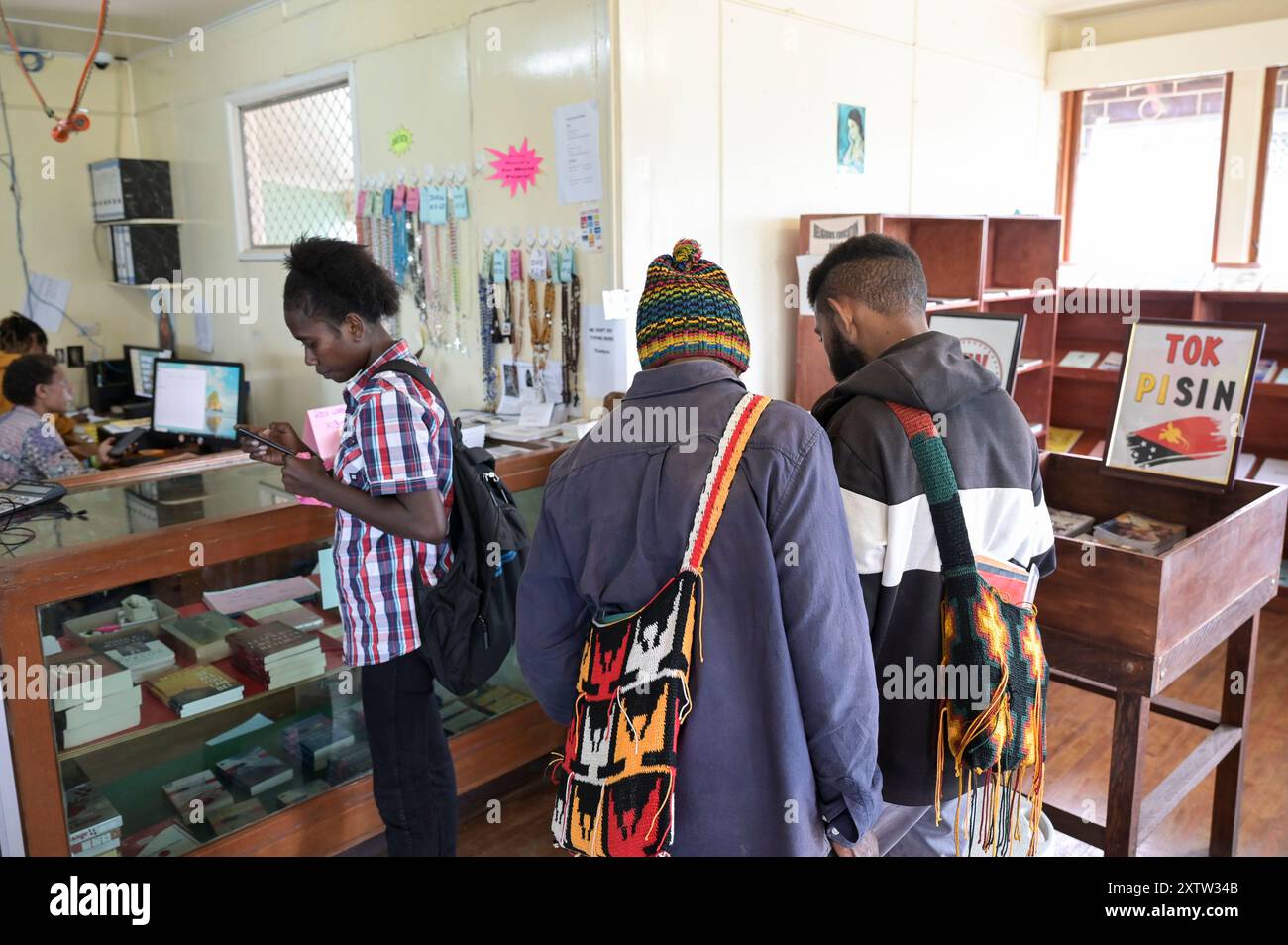 PAPUA NEUGUINEA, Provinz Eastern Highlands, Goroka, katholische Kirche, Buh Shop mit Publikationen in Tok Pisin / PAPUA NEUGUINEA, Provinz Eastern Highlands, Goroka, Liturgisches Katechetisches Institut, Verkaufsladen für religiöse Bücher in Tok Pisin Stockfoto