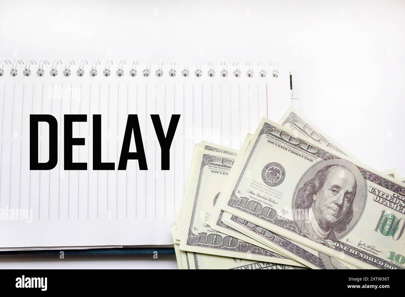 VERZÖGERUNG - Wort auf einem Notizblock mit Dollar im Hintergrund. Geschäftskonzept Stockfoto