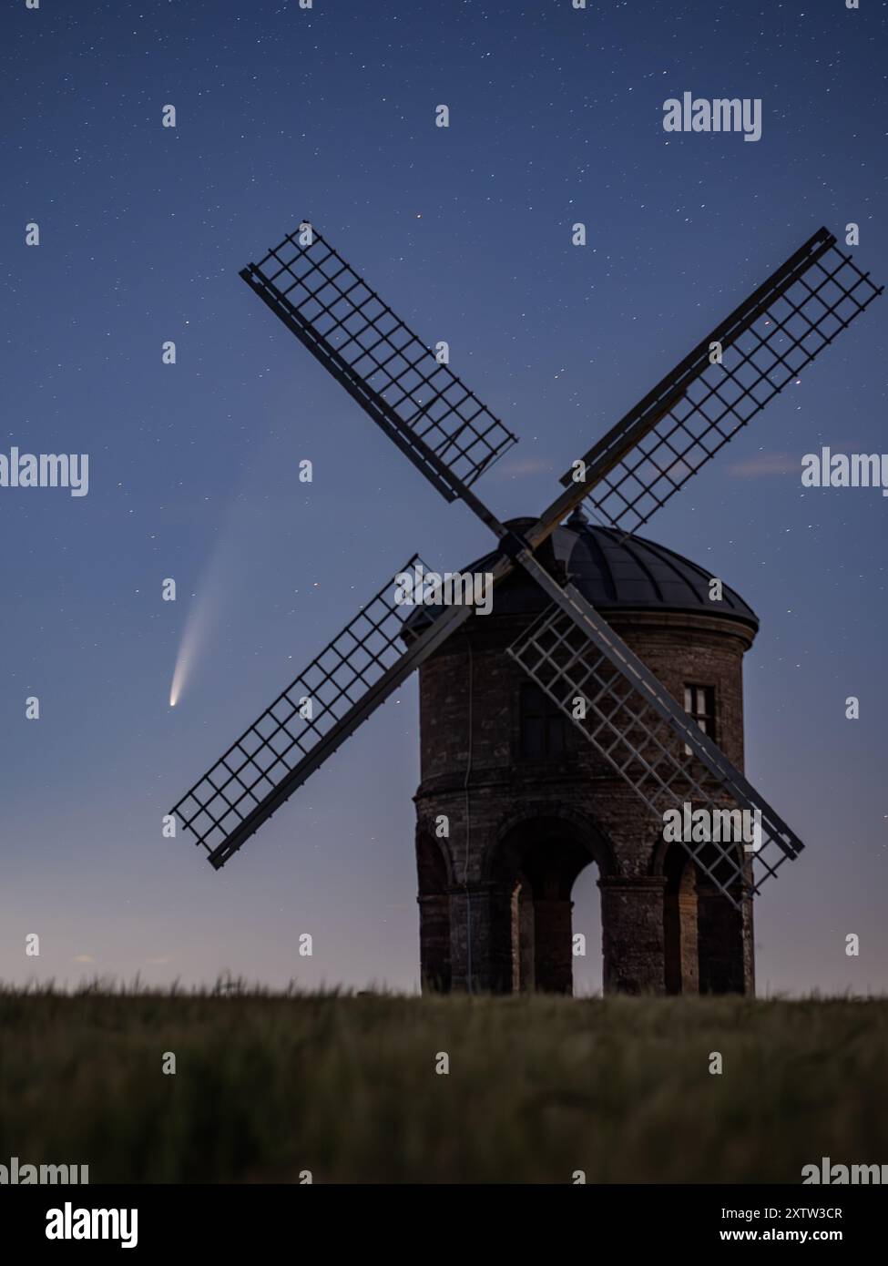 Komet C/2020 F3 NEOWISE und Chesterton Windmill, Warwickshire, Vereinigtes Königreich Stockfoto