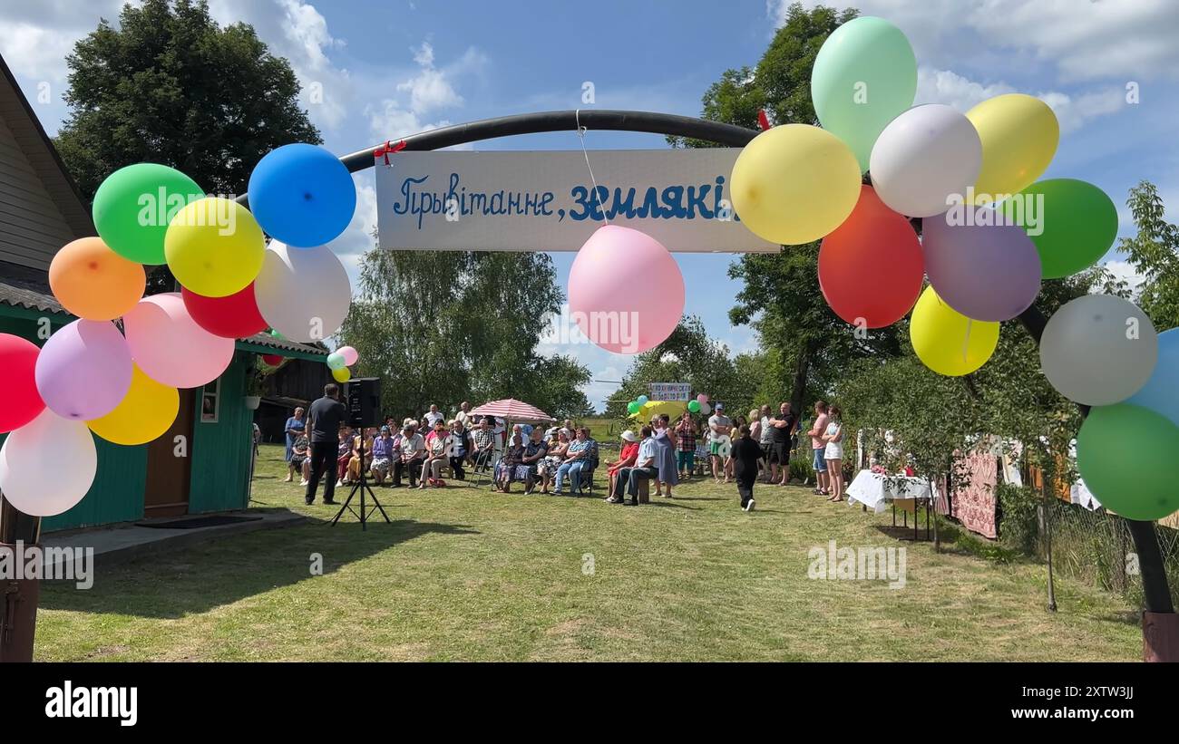 Zenevichi, Weißrussland - 5. Juli 2023: Urlaub im belarussischen Dorf. Leute, die das Konzert sehen. Stockfoto