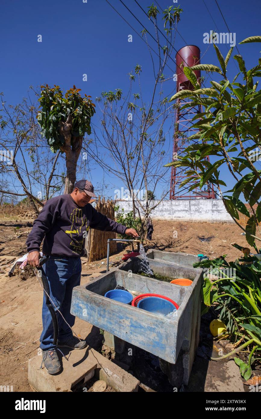 Wassertank aus Kooperationsfonds, San Sebastián Lemoa, Gemeinde Chichicastenango, Quiché, Guatemala, Zentralamerika Stockfoto