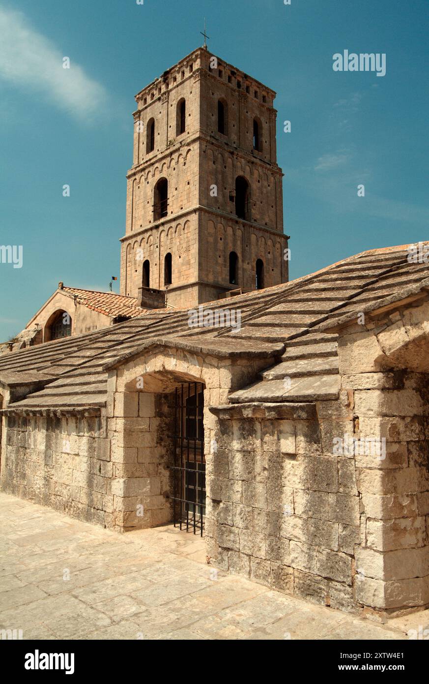 Kirche Saint-Trophime (St. Trophimus) (ehemals Kathedrale). Erbaut zwischen dem 12. Und 14. Jahrhundert, mit Elementen der romanischen und gotischen Architektur Stockfoto