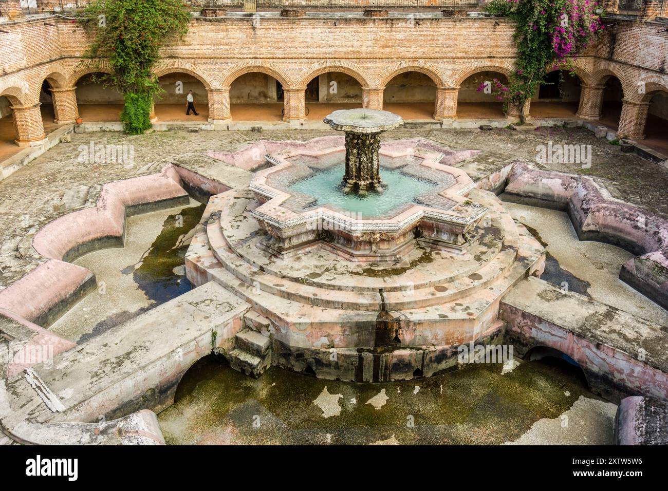 Pescados-Brunnen aus dem 18. Jahrhundert, im Kreuzgang des Mercedarienklosters, Ultrabarroco guatemalteco, XVI Jahrhundert, Antigua Guatemala, Abfahrt Stockfoto