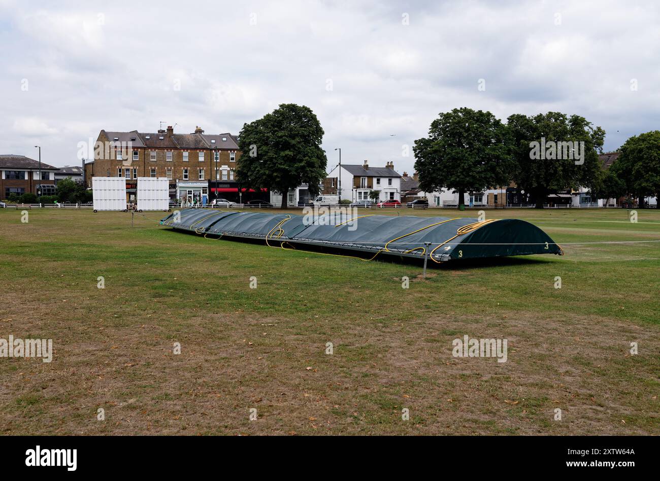 Deckt die Wicket- und Sichtschirme hinter Twickenham Green für den lokalen Cricket-Club London, England Stockfoto