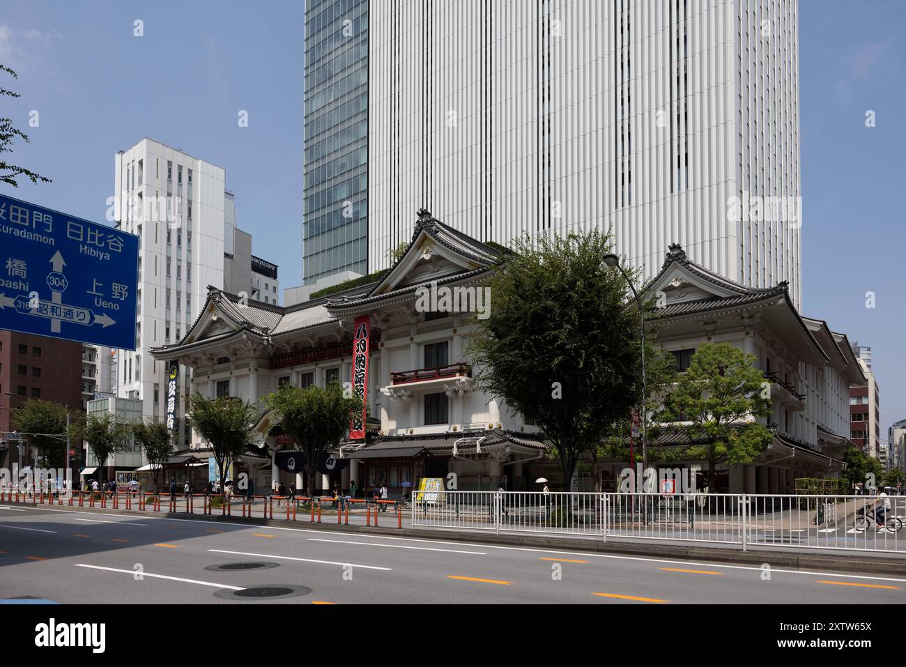 Berühmtes Kabuki-za-Gebäude in Ginza. „Obwohl die Temperaturen in Tokio aufgrund der globalen Erwärmung jeden Sommer neue Hitzeskorde erreichen, steigt die Zahl der Touristen. Die Zahl der Touristen, die Japan besuchen, ist derzeit höher als zu Zeiten vor covid.“ (Foto: Stanislav Kogiku / SOPA Images/SIPA USA) Stockfoto