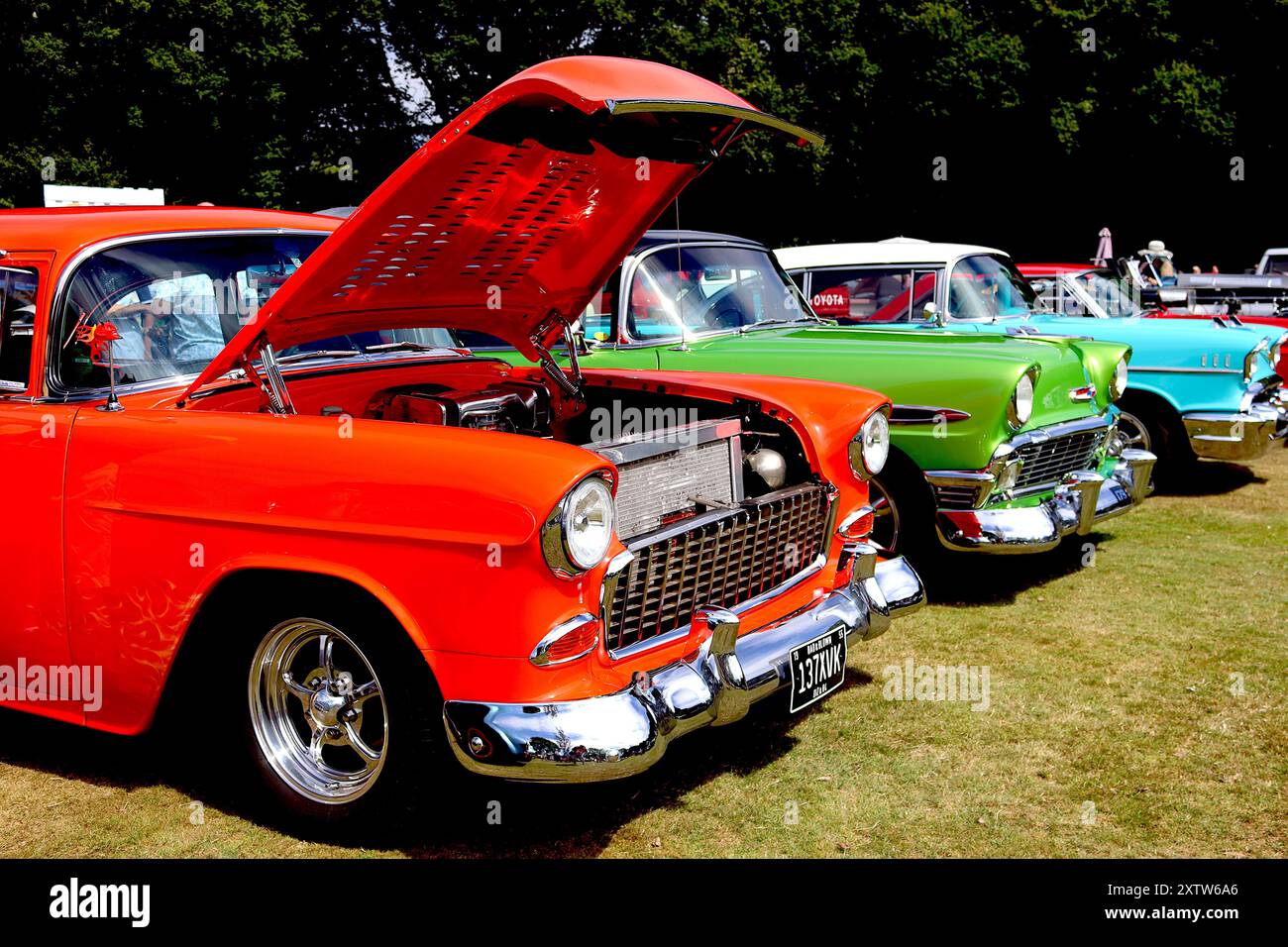 Drei Tri Five Chevy Bel Airs wurden in Jahresreihenfolge gezeigt; 1955 orange, 1956 grün und 1957 türkis auf der Oldtimer-Ausstellung in Ley Hill im August 2024. Stockfoto