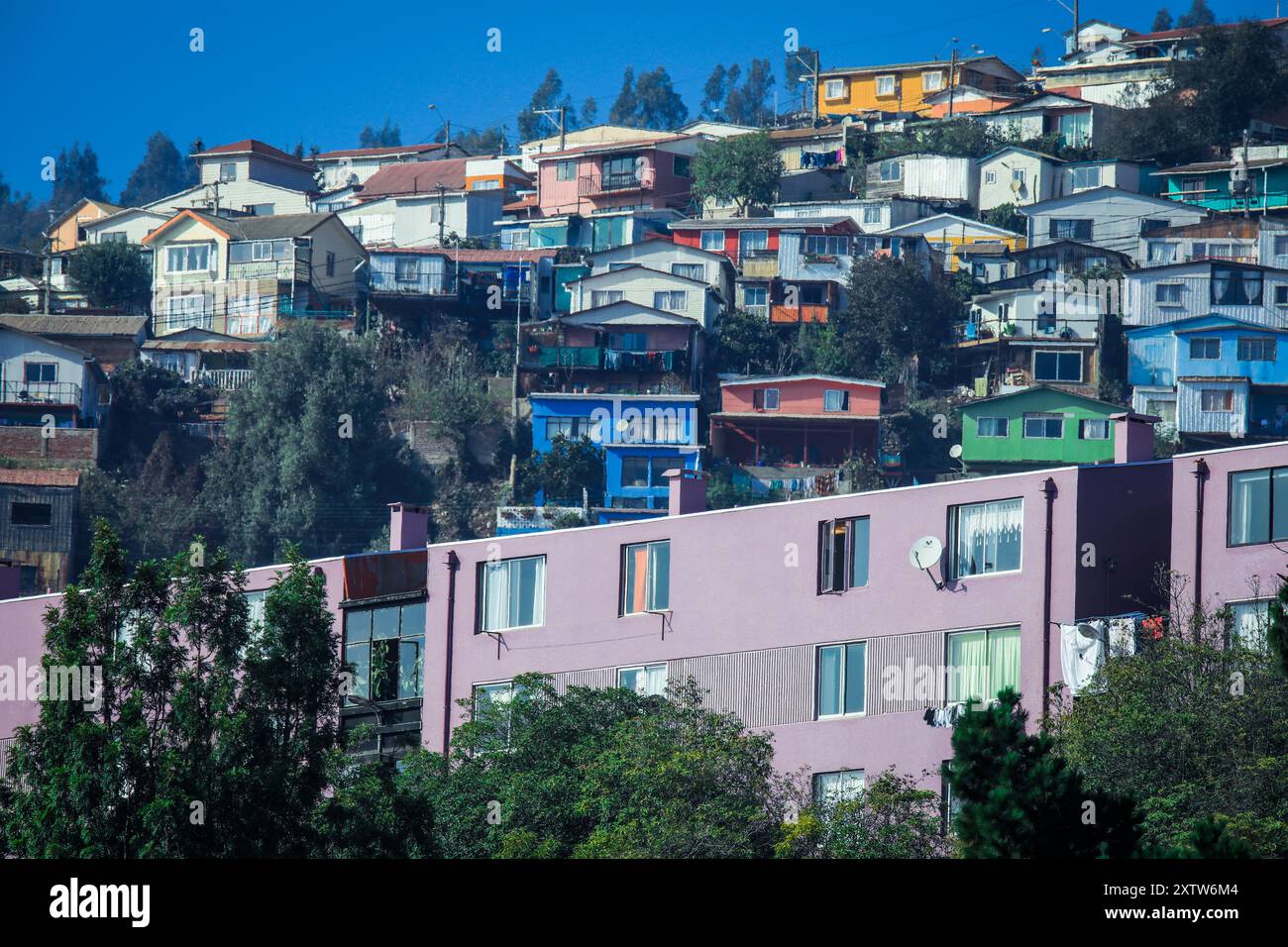 Valparaiso, Chile - 09. März 2020: Panoramablick auf die Berghügel mit den bunten und hellen Gebäuden mit Malerei Stockfoto