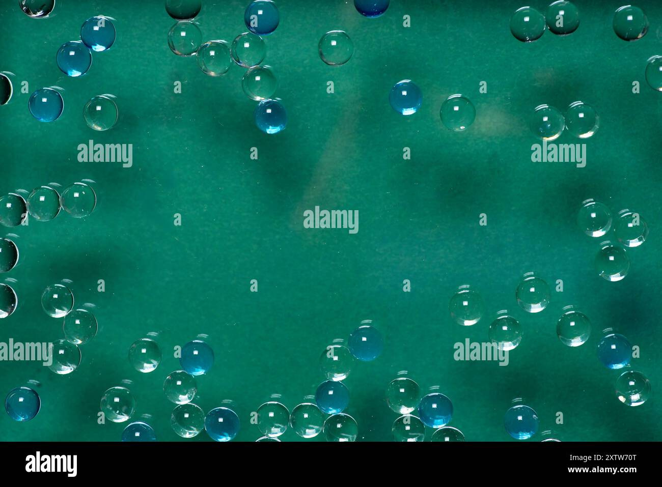 Abstrakter Hintergrund mit Blasen auf grünem Hintergrund in Nahaufnahme. Vollbild, mit Kopierraum Stockfoto Abstrakter Hintergrund mit Blasen auf grünem Hintergrund in Nahaufnahme. Vollbild, mit Kopierraum Stockfoto