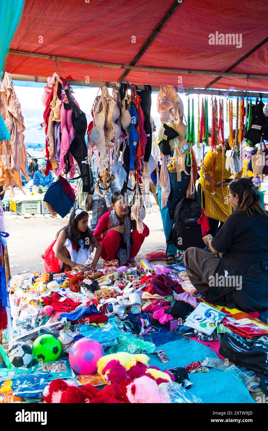 Die Bekleidungsstände auf dem Khandbari Haat Basar in Sakhuwasabha sind bis zum späten Abend für das Dashain Festival geöffnet. Nepal. Stockfoto