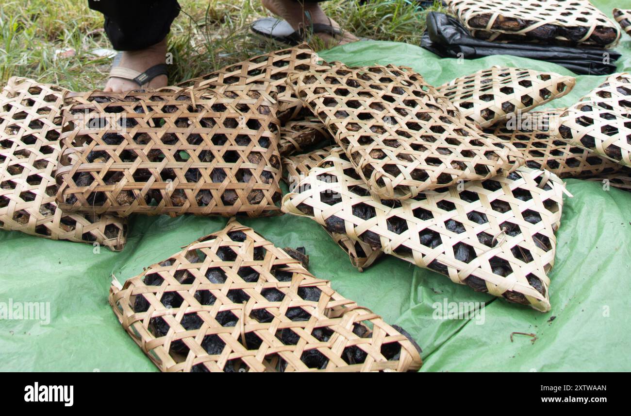 Perungo, eine Korbtasche für getrockneten Fisch auf dem Haat Bazaar in Tumlingtaar, Sankhuwasabha District, Nepal. Stockfoto