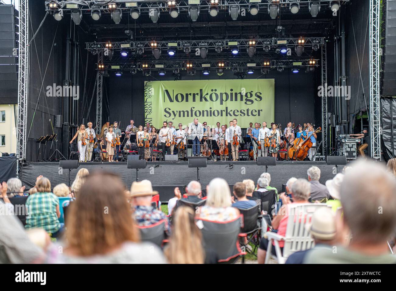 Die Menschen genießen das Norrköping Symphony Orchestra im Stadtpark Vasaparken während des jährlichen Augustfestes in Norrköping, Schweden Stockfoto