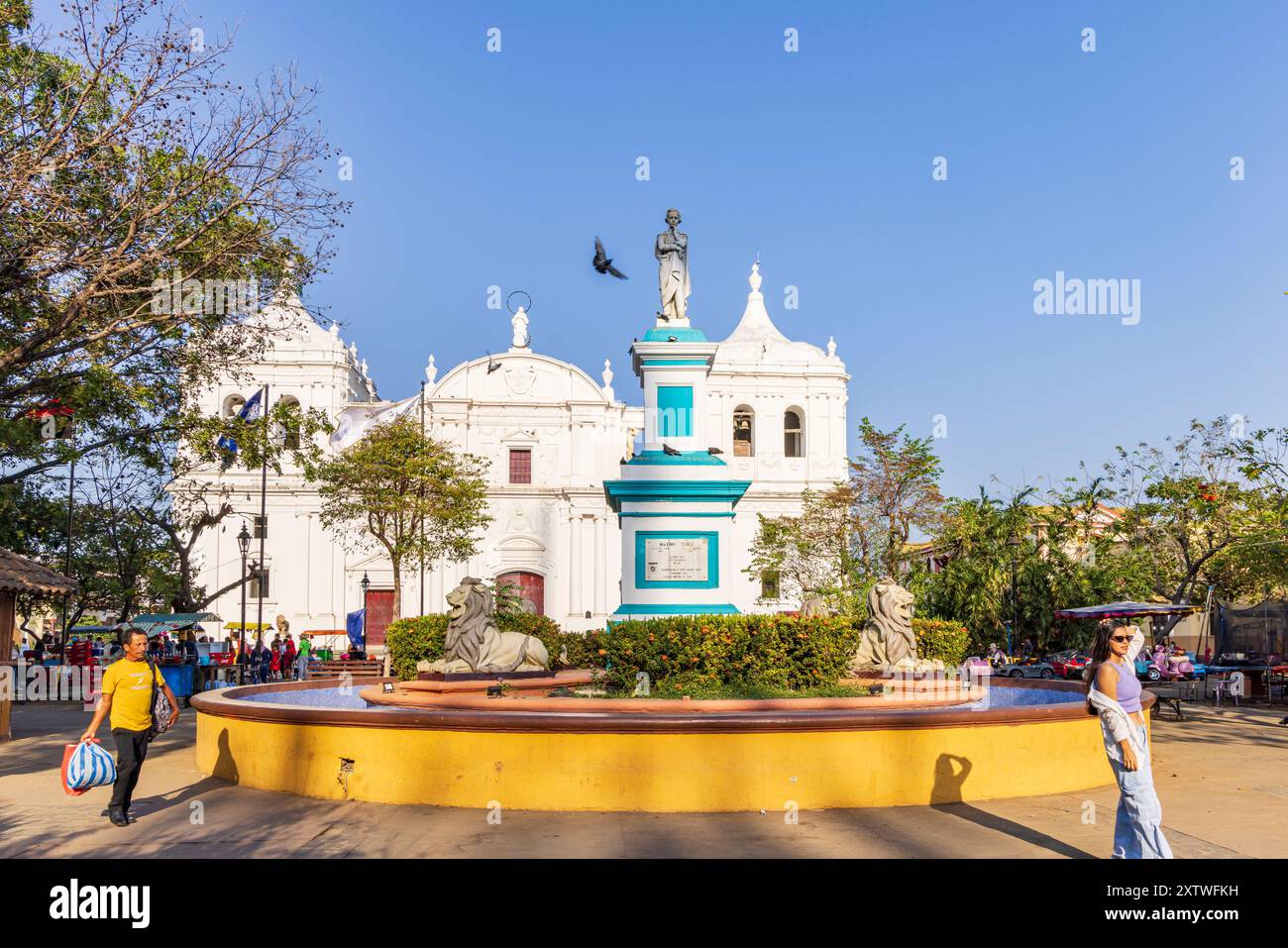 Leon, Nicaragua - 17. März 2024: Blick auf die Straße des Löwen und Statue auf dem zentralen Markt und Park vor der weißen Kathedrale von Leon in Nicaragua Stockfoto