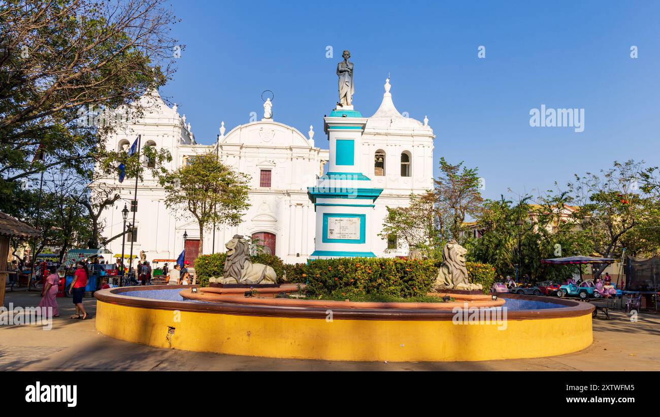 Leon, Nicaragua - 17. März 2024: Blick auf die Straße des Löwen und Statue auf dem zentralen Markt und Park vor der weißen Kathedrale von Leon in Nicaragua Stockfoto