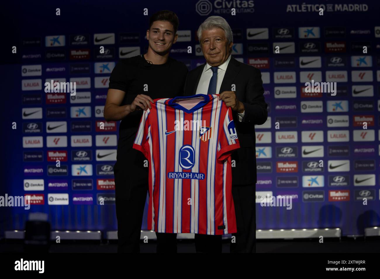 Madrid, Spanien. August 2024. Der argentinische Fußballspieler Julian Alvarez wurde heute Morgen im Metropolitan Stadion in Madrid als neuer Vertrag für den Fußballverein Atletico de Madrid vorgestellt. Quelle: D. Canales Carvajal/Alamy Live News - Bild Stockfoto