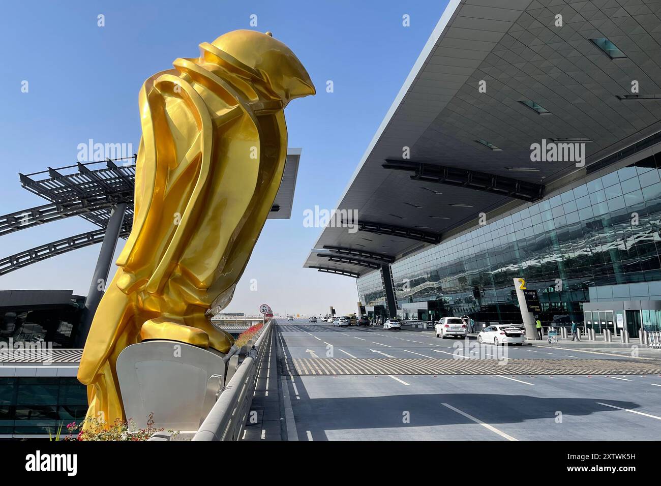 Die goldene Falken-Skulptur von Tom Claassen vor dem Hamad International Airport in Doha. 2021 installiert und repräsentiert den nationalen Vogel von Stockfoto