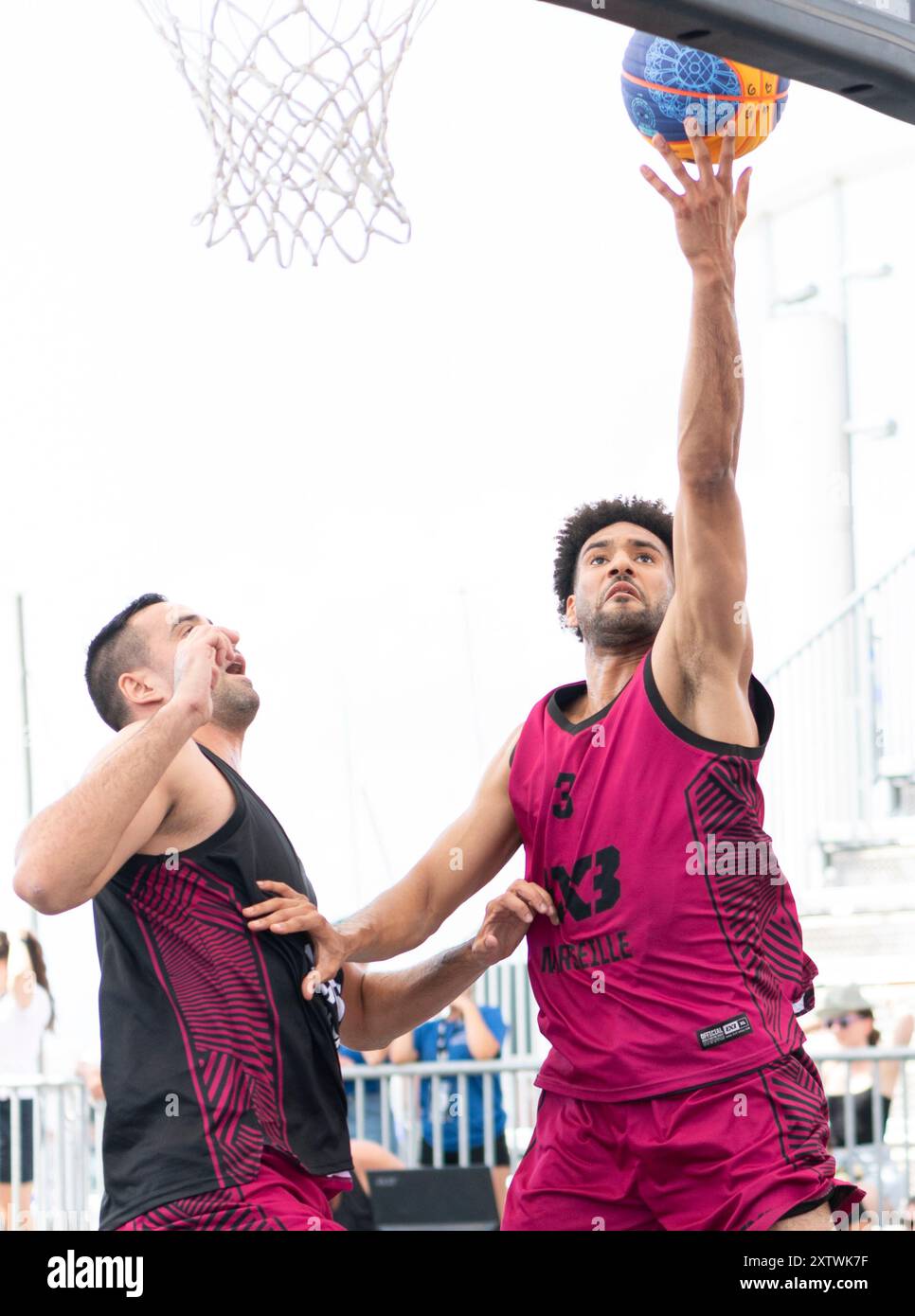 Lausanne, Schweiz. August 2024. Mario Álvarez Puertas von der Getafe Group EM (SPANIEN) im Kampf gegen Paul Billong aus Marseille (FRANKREICH) während der Veranstaltung FIBA 3x3 World Tour Lausanne 2024. Quelle: Patrick Dancel/Alamy Live News Stockfoto