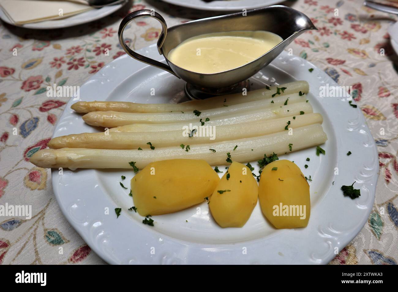 Deutsche Küche: Gekochter spargel und Kartoffeln in Rothenburg ob der Tauber Stockfoto