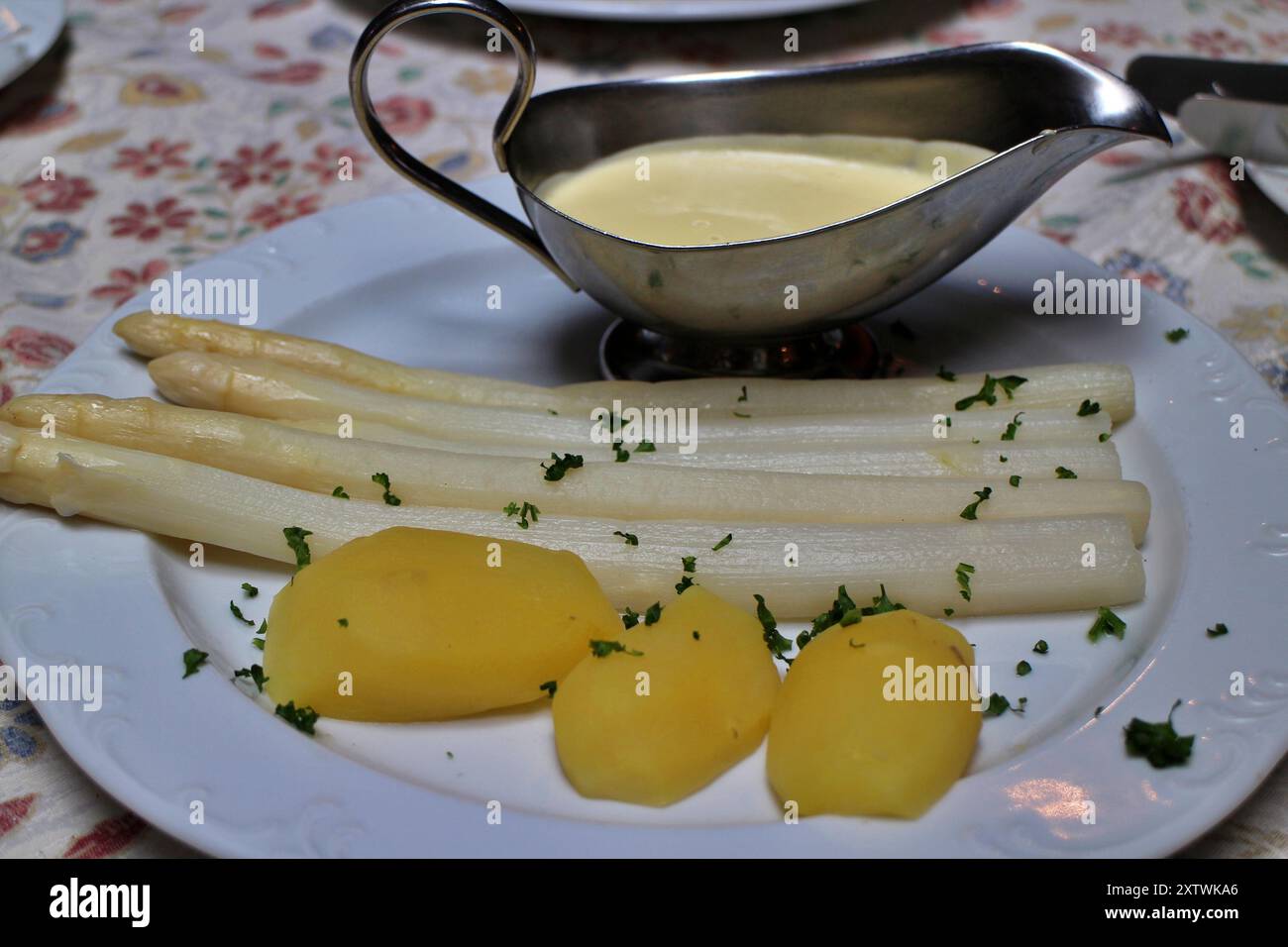 Deutsche Küche: Gekochter spargel und Kartoffeln in Rothenburg ob der Tauber Stockfoto