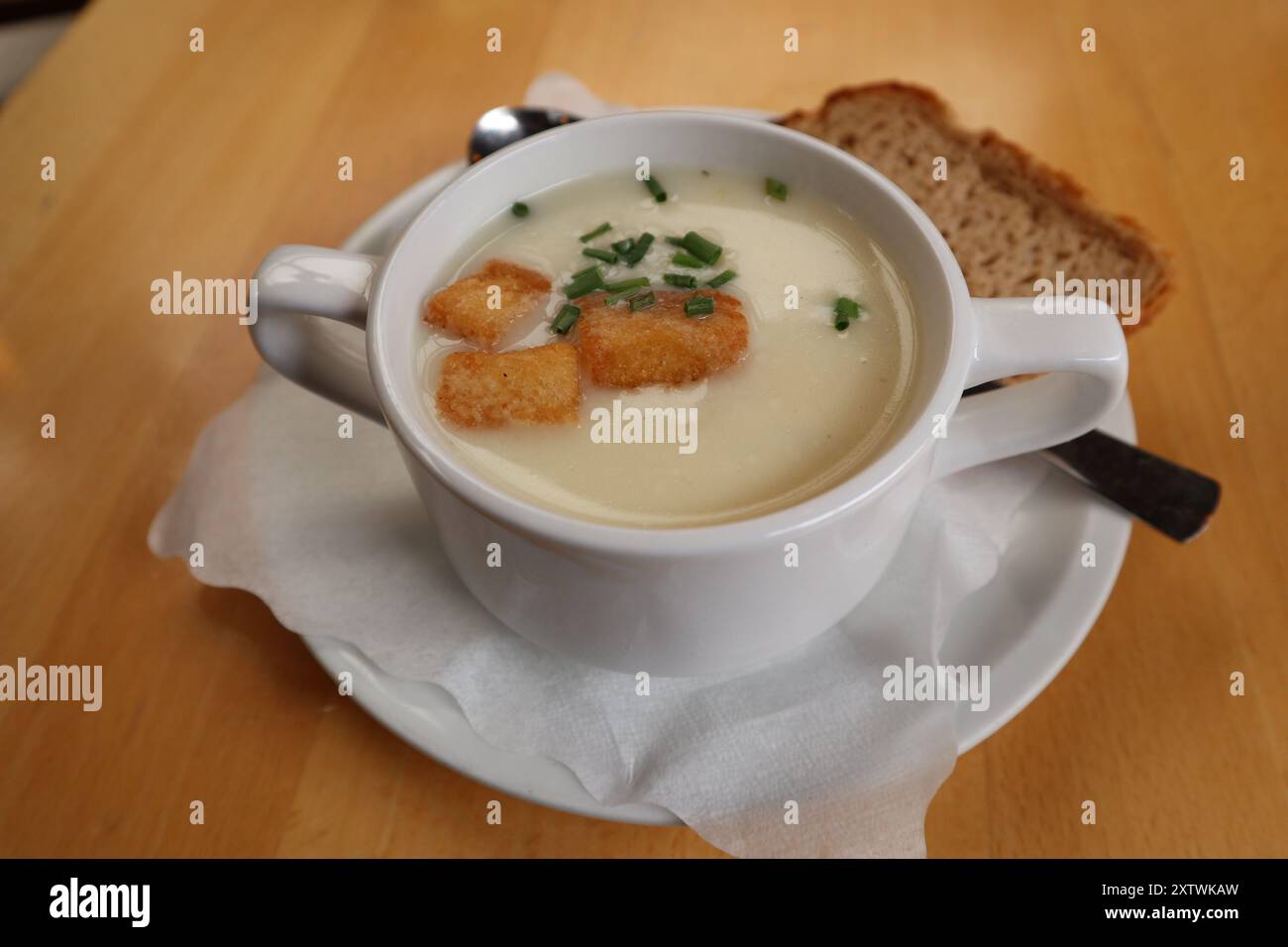 Deutsche Küche: spargel-Suppe in Rüdesheim am Rhein Stockfoto