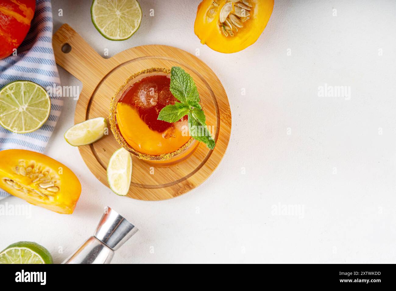Thanksgiving Margarita, Süßer Kürbis Sträucher Cocktail, Alkohol leckeres Herbstgetränk auf weißem Hintergrund mit Scheiben Kürbisse, Kopierraum Stockfoto