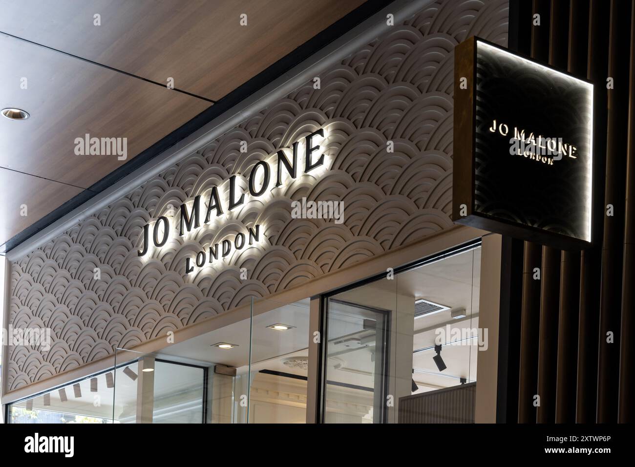 Jo Malone ist ein britischer Parfümeur, der 1990 gegründet wurde. Es ist Teil von Estee Lauder. Hier ist die Fassade des IT-Geschäfts in Chengdu, China, zu sehen Stockfoto