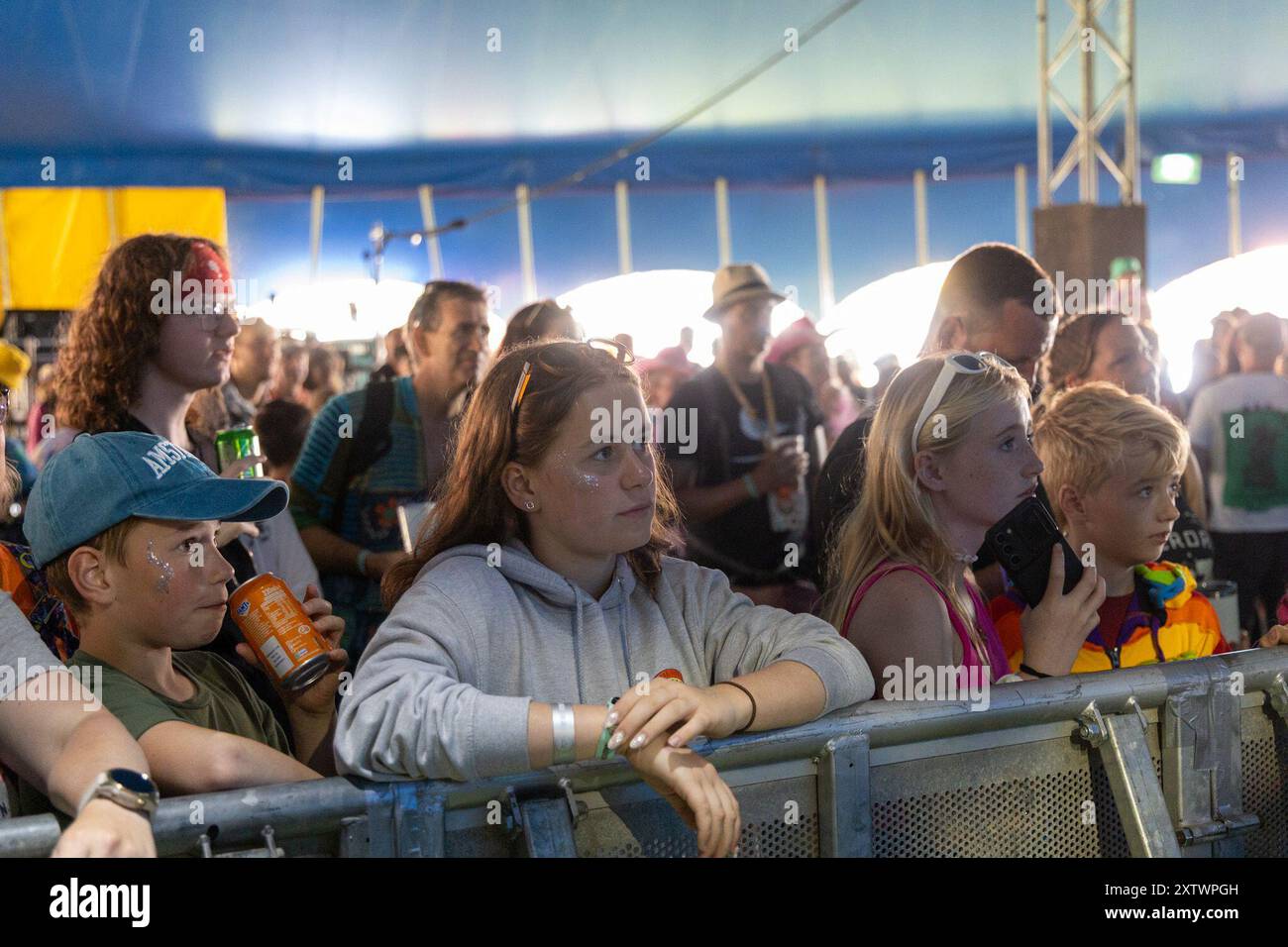 Camp Bestival, Weston Park, Shropshire, Großbritannien. August 2024. Katie Grace, auch bekannt als The North East's Answer to Taylor Swift, tritt auf einem der beliebtesten und erfolgreichsten Familienmusikfestivals Großbritanniens auf. Quelle: Julian Kemp/Alamy Live News Stockfoto