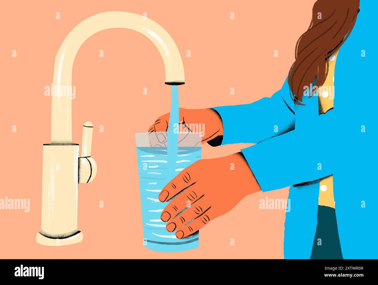 Eine Person füllt ein Glas mit Wasser aus einem Küchenhahn mit der rechten Hand, vor einem pastellfarbenen pfirsichfarbenen Hintergrund. Stockfoto