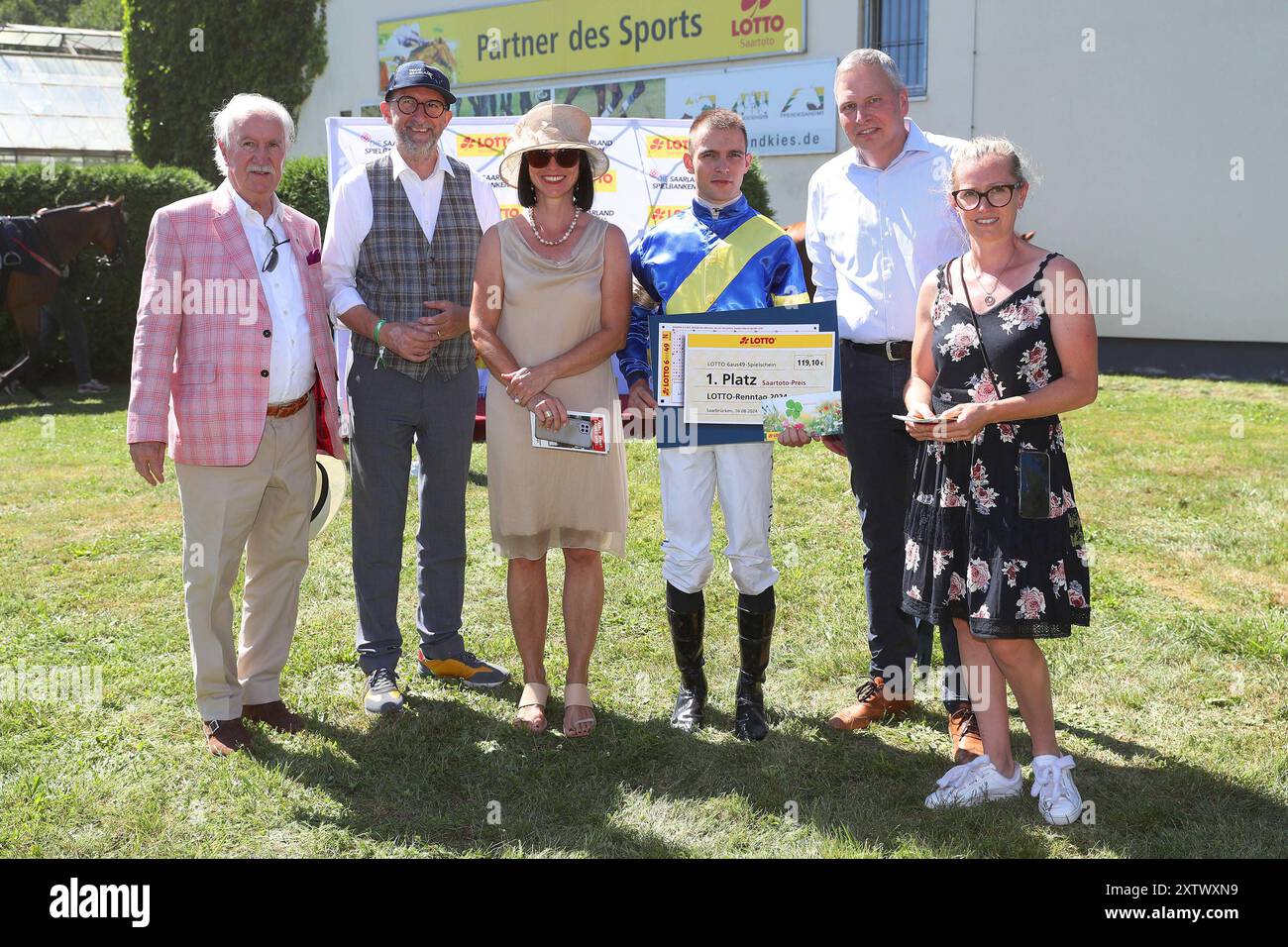 16.08.2024, Saarbrücken, Reinhold Jost - Minister für Inneres, Bauen und Sport zu Gast beim Lotto-Renntag. Werner Schmeer Rennclub, Innenminister Reinhold Jost, Tanja Hauch Präsidentin Rennclub, Jockey Thore Hammer-Hansen, Politiker Peter Strobel Saarlotto und Nastasja Volz-Degel Präsidentin Rennclub zu Gast beim Lotto-Renntag Saarland Deutschland *** 16 08 2024, Saarbrücken, Reinhold Jost Innenminister, Bau und Sport als Gast im Lotto Renntag Werner Schmeer Rennclub , Innenminister Reinhold Jost, Tanja Hauch Präsident Rennclub , Jockey Thore Hammer Hansen, Polit Stockfoto