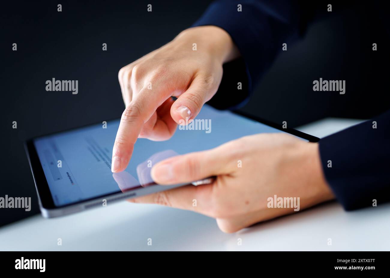 Berlin, Deutschland. August 2024. Hände tippen auf einem Tablet in Berlin, 9. August 2024. || Modellveröffentlichung verfügbar Guthaben: dpa/Alamy Live News Stockfoto