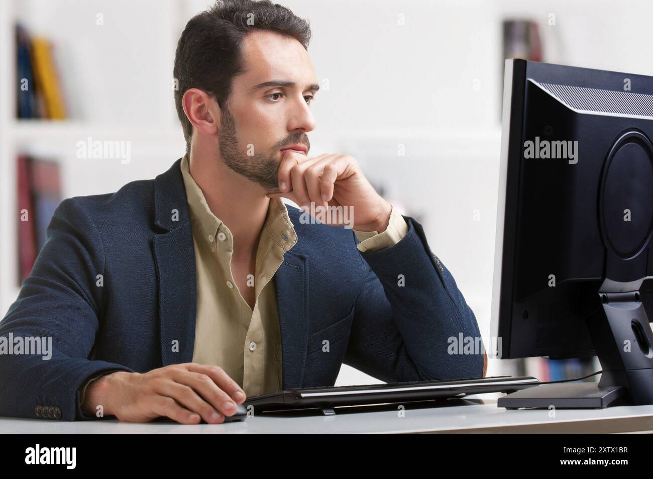 Mann auf einem Computerbildschirm Nachdenken über die Arbeit an der hand Stockfoto